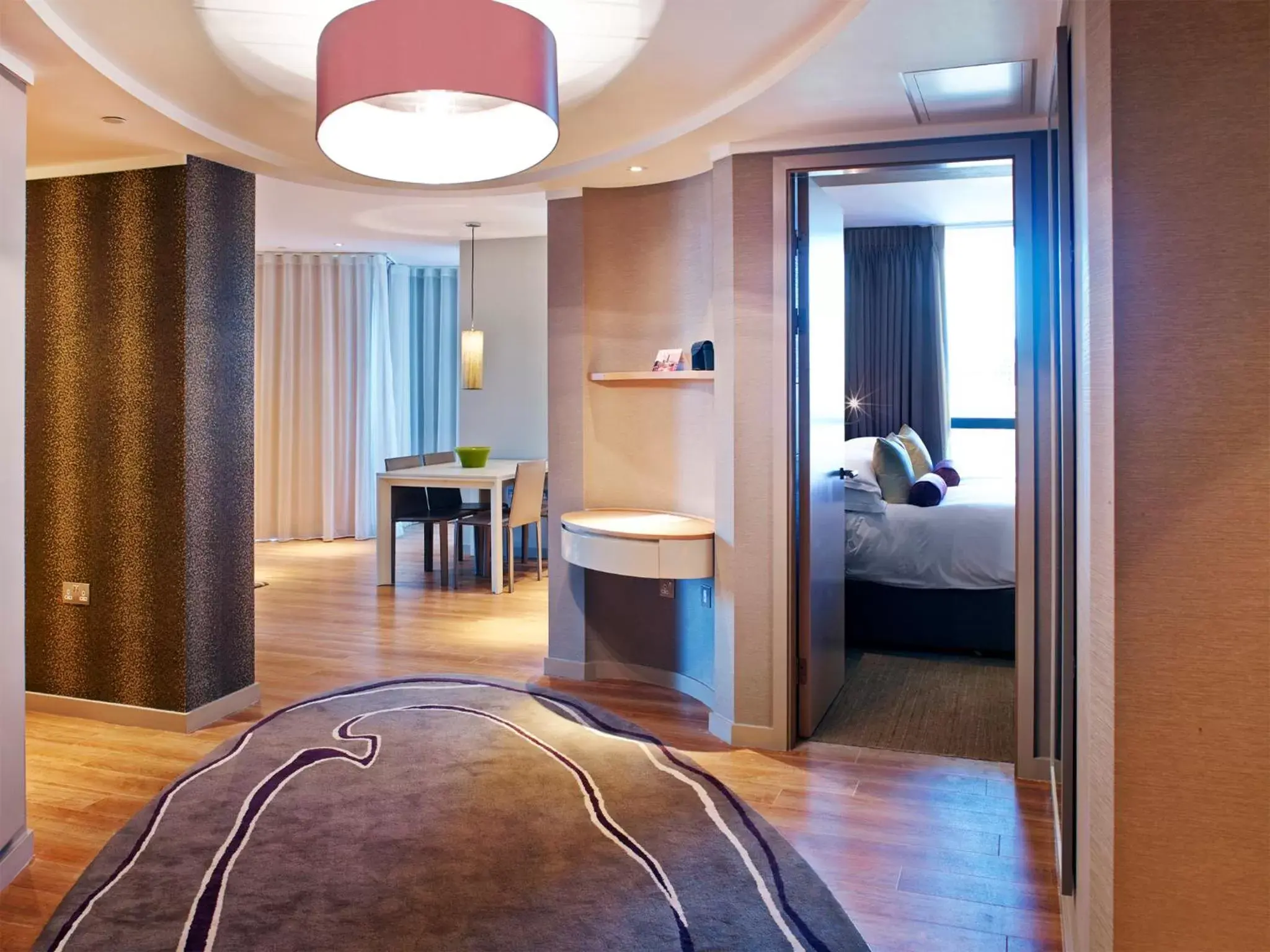 Living room, Bed in Cheval Three Quays at The Tower of London Living room, Bed in Cheval Three Quays at The Tower of London