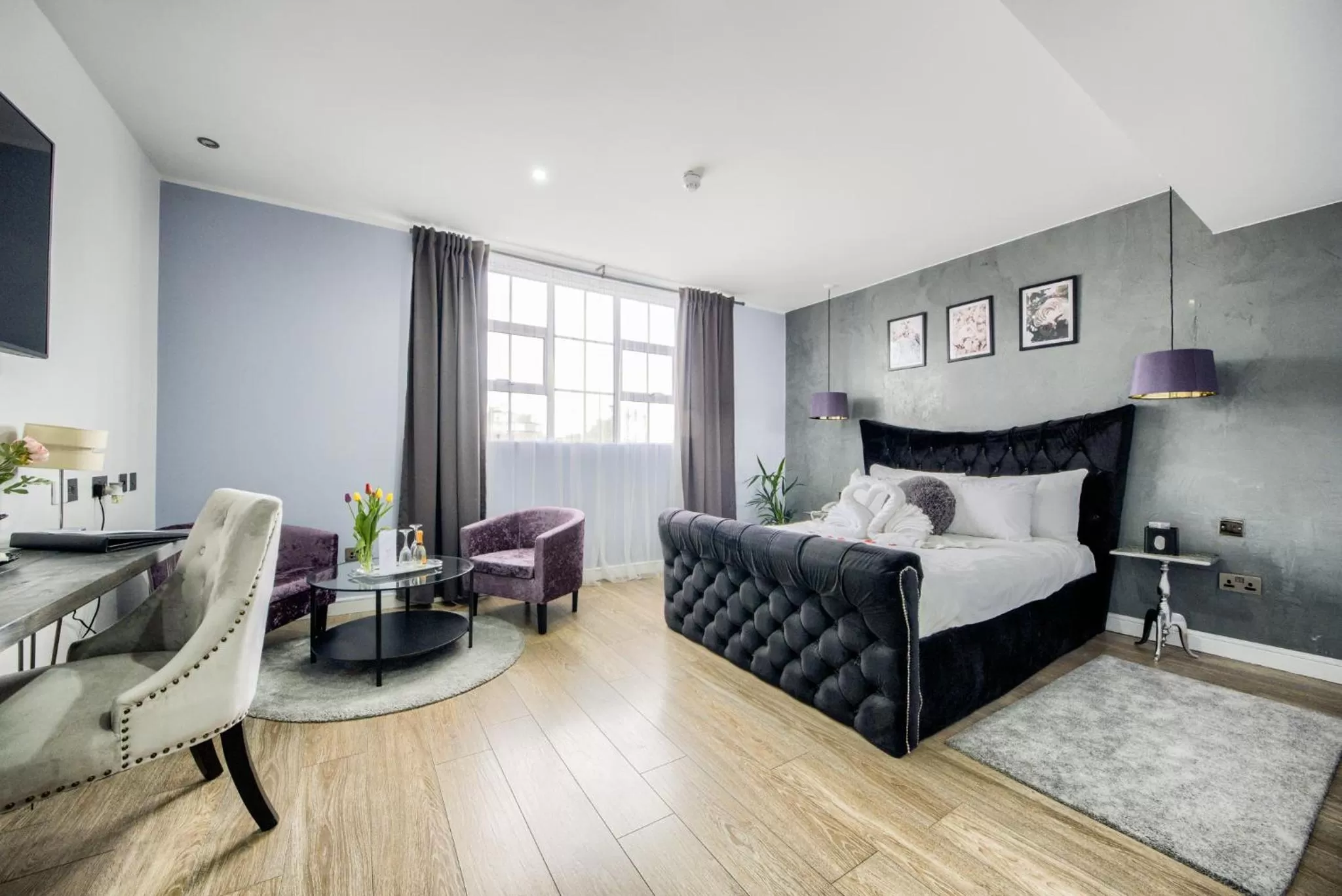 Living room, Bed in Villare Leicester City Centre hotel