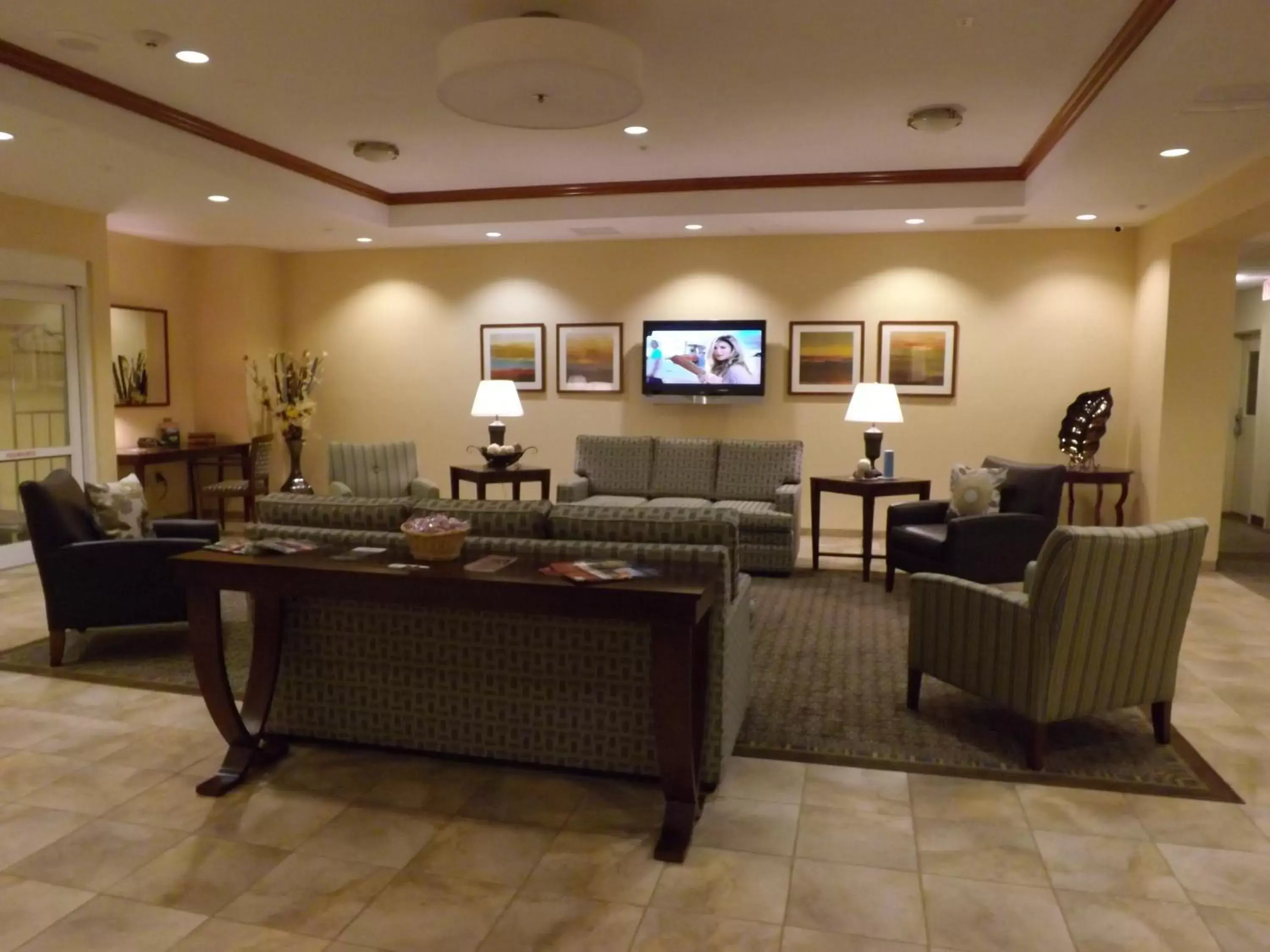 Property building, Restaurant/Places to Eat in Candlewood Suites Fredericksburg, an IHG Hotel