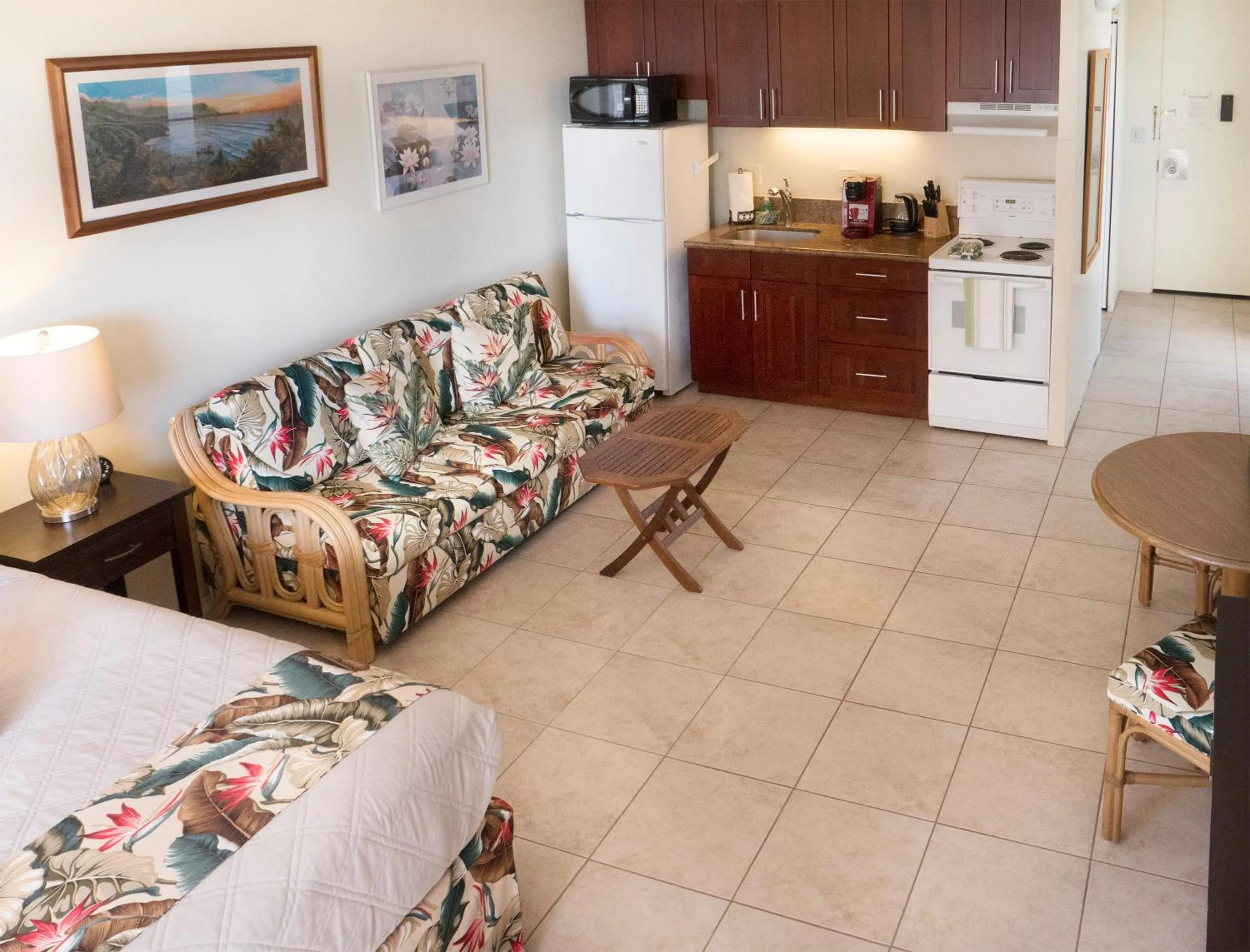 Tropical Studios at Marine Surf Waikiki - FREE PARKING - BEST LOCATION - FULL KITCHEN - SWIMMING POOL