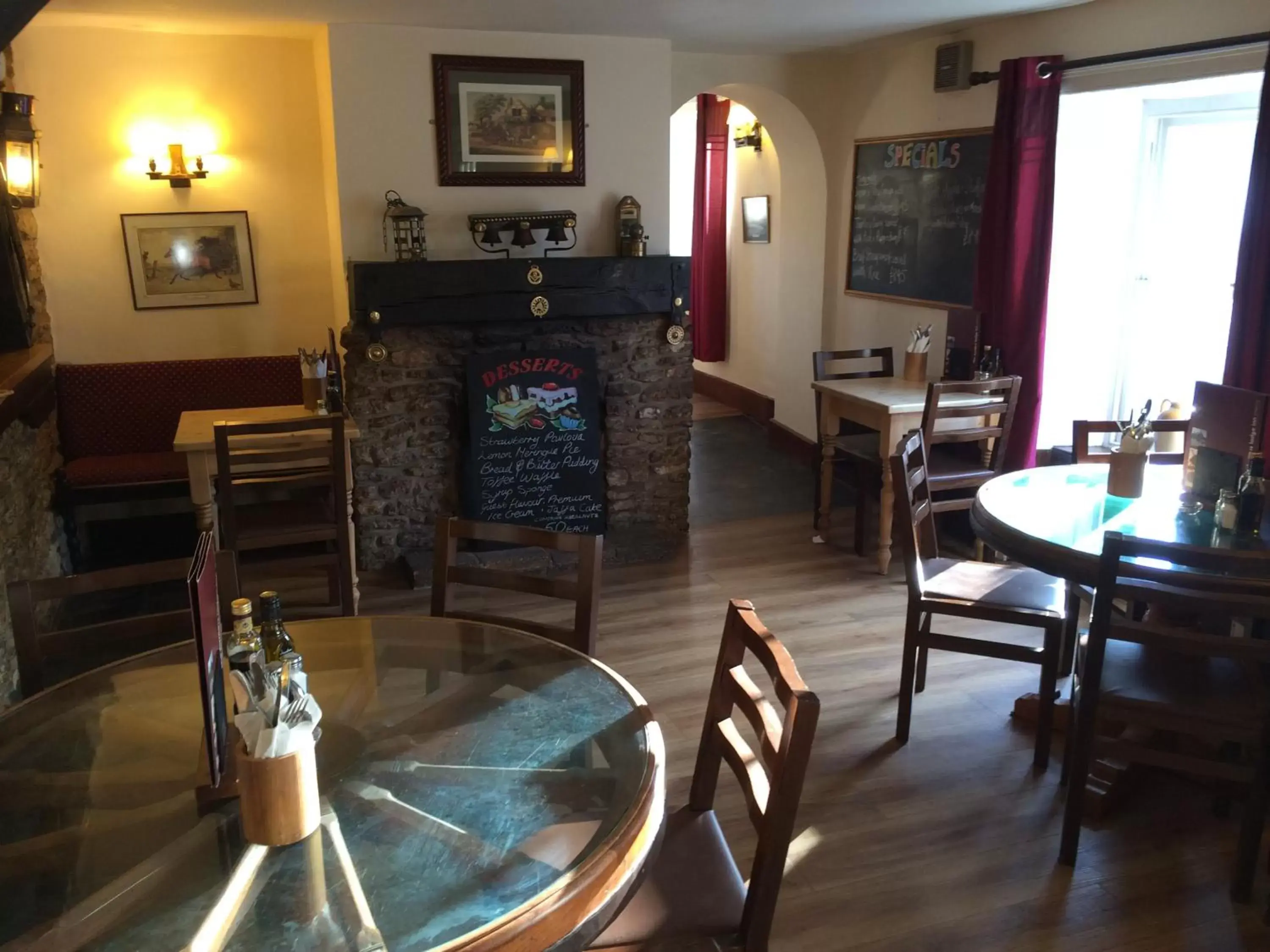 Restaurant/Places to Eat in Hunters Lodge Inn