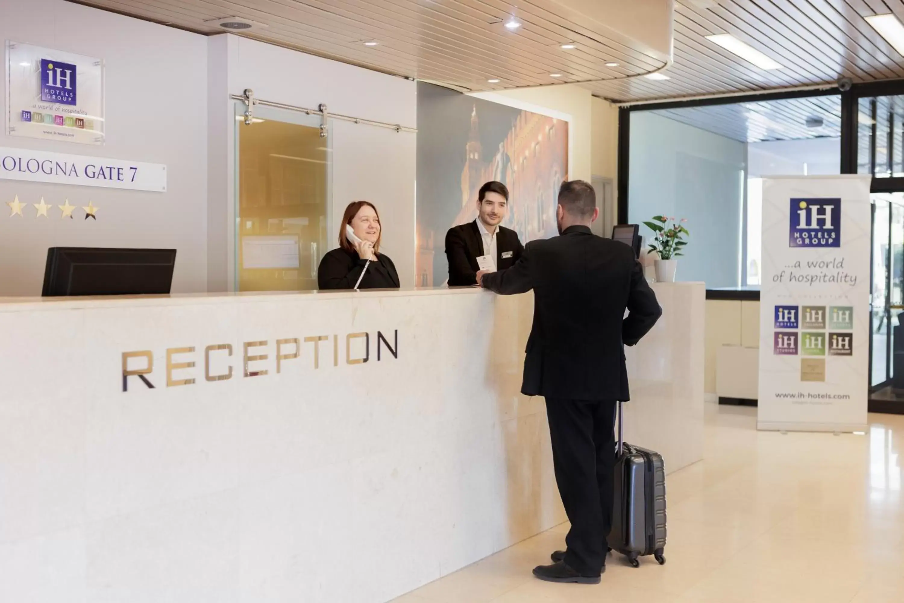 Lobby or reception in iH Hotels Bologna Gate 7