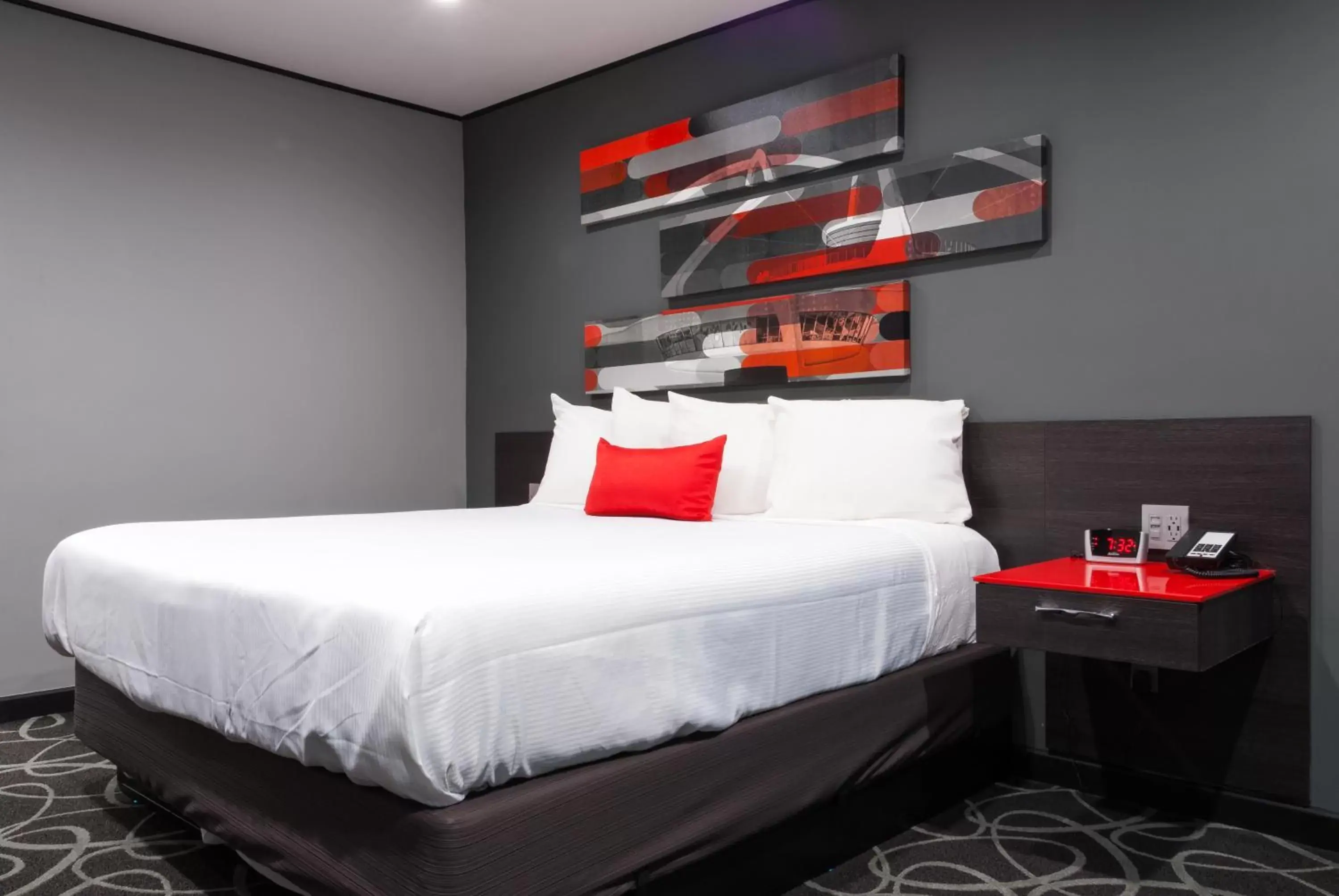 Bedroom, Bed in Astro Pasadena Hotel