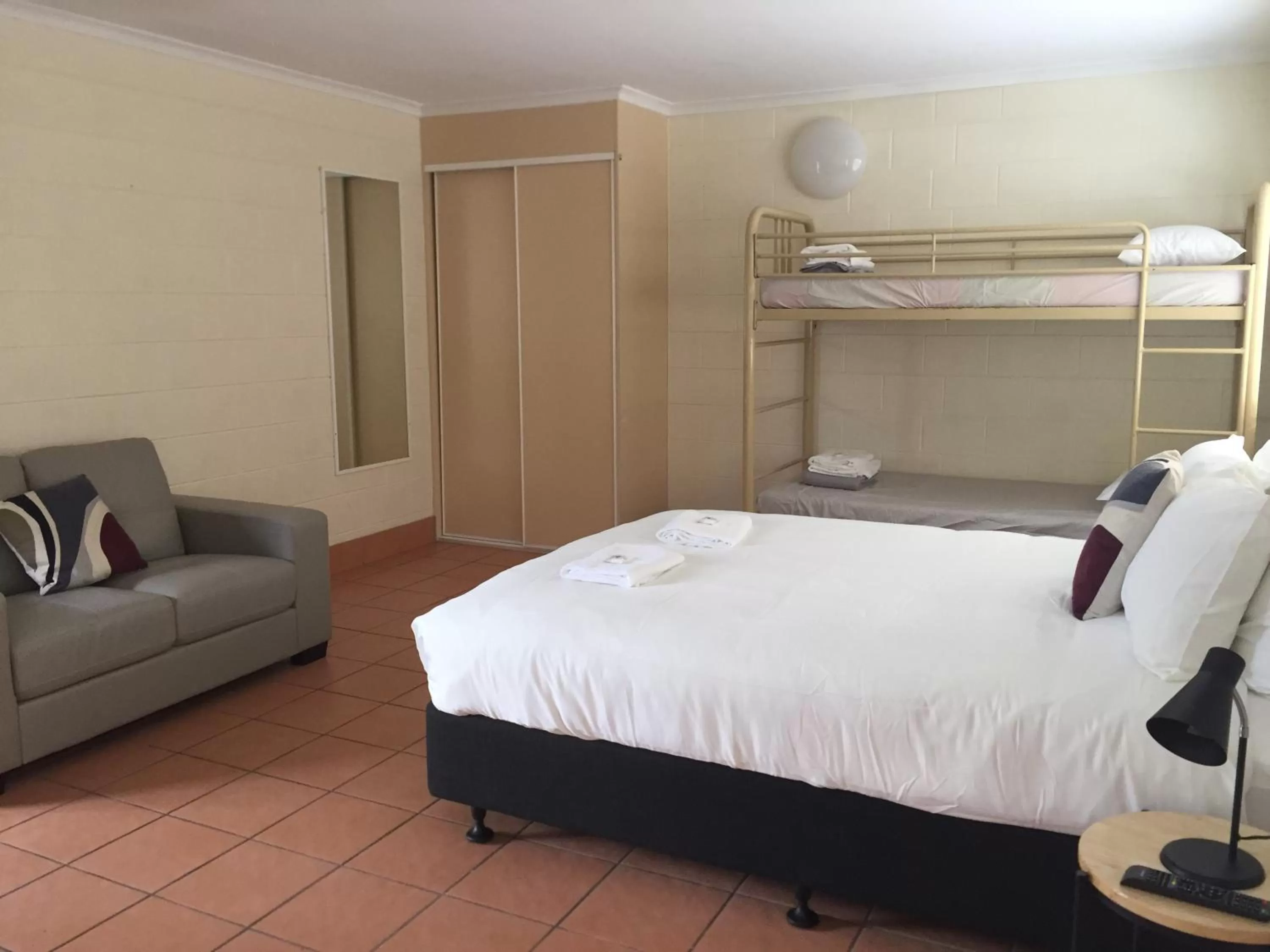 Bedroom, Bed in Lake Central Cairns