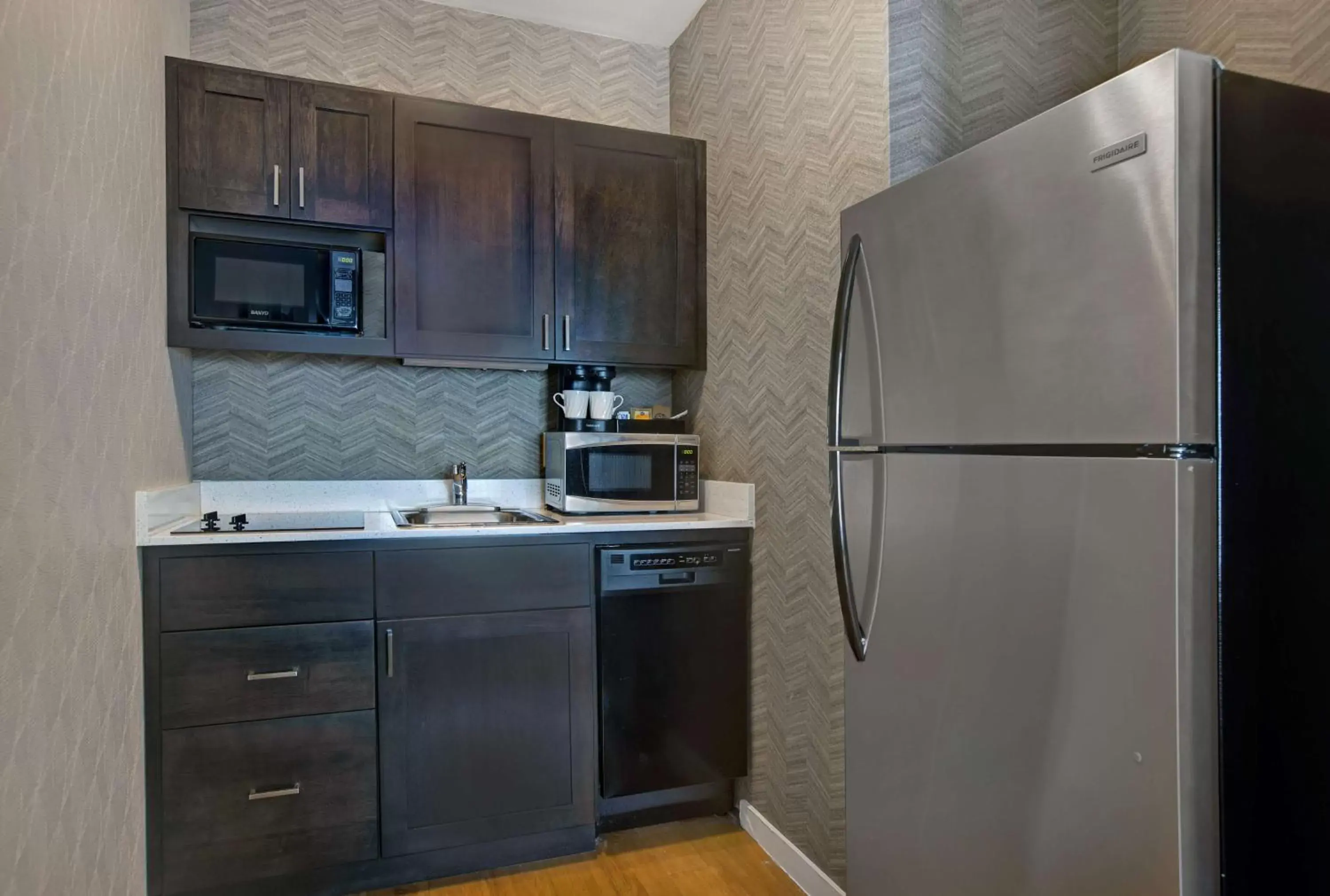 Kitchen or kitchenette, Kitchen/Kitchenette in Homewood Suites by Hilton Chicago-Lincolnshire