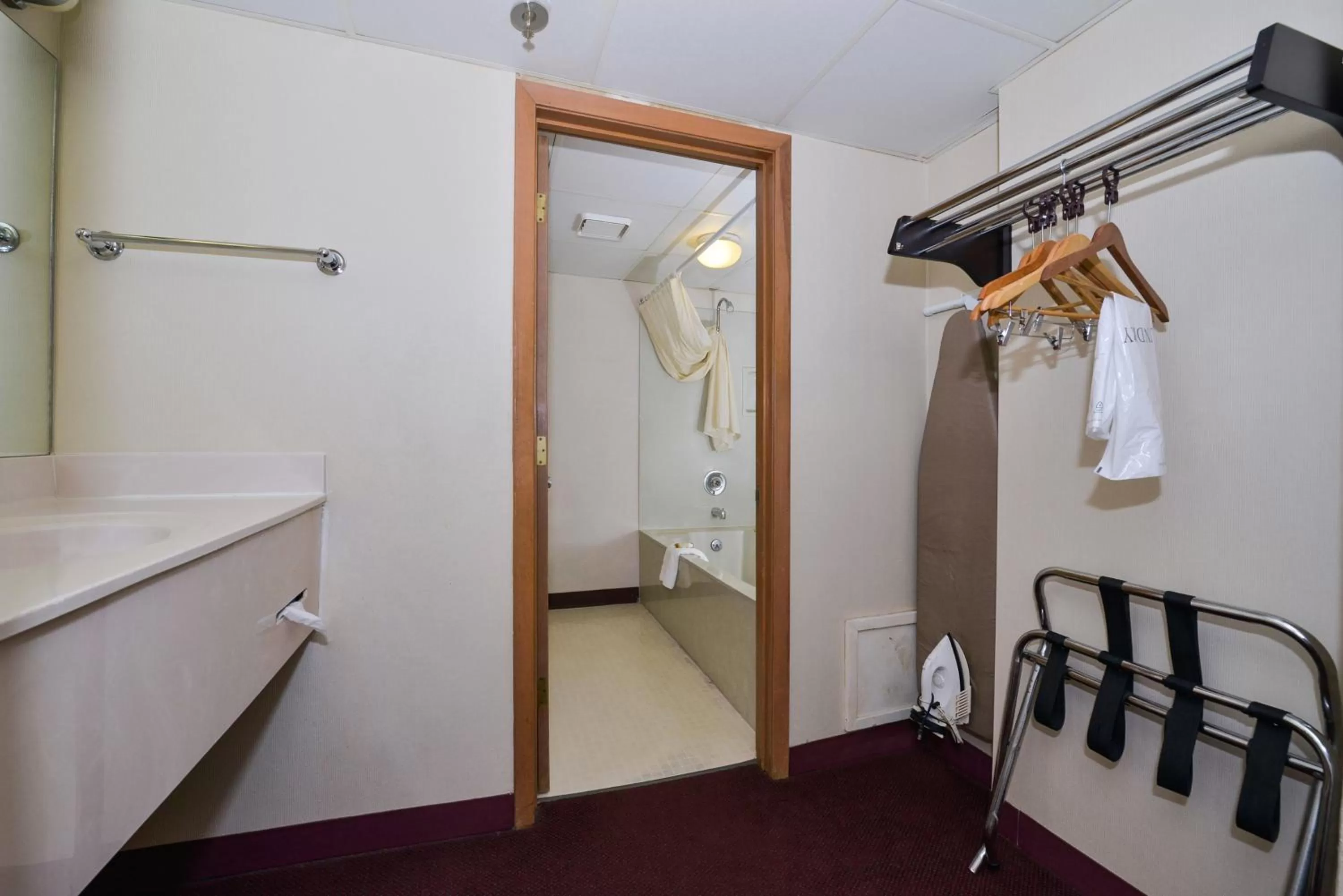 Bathroom in Lamplighter Inn-South