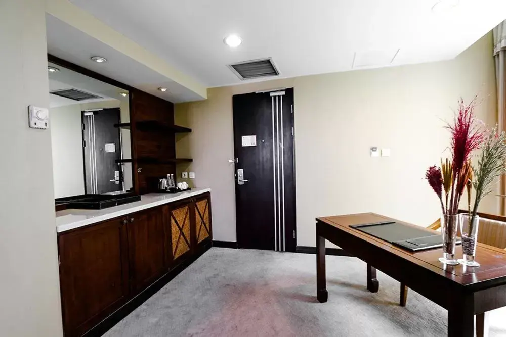 Coffee/tea facilities, Kitchen/Kitchenette in Grand Serela Setiabudhi Bandung