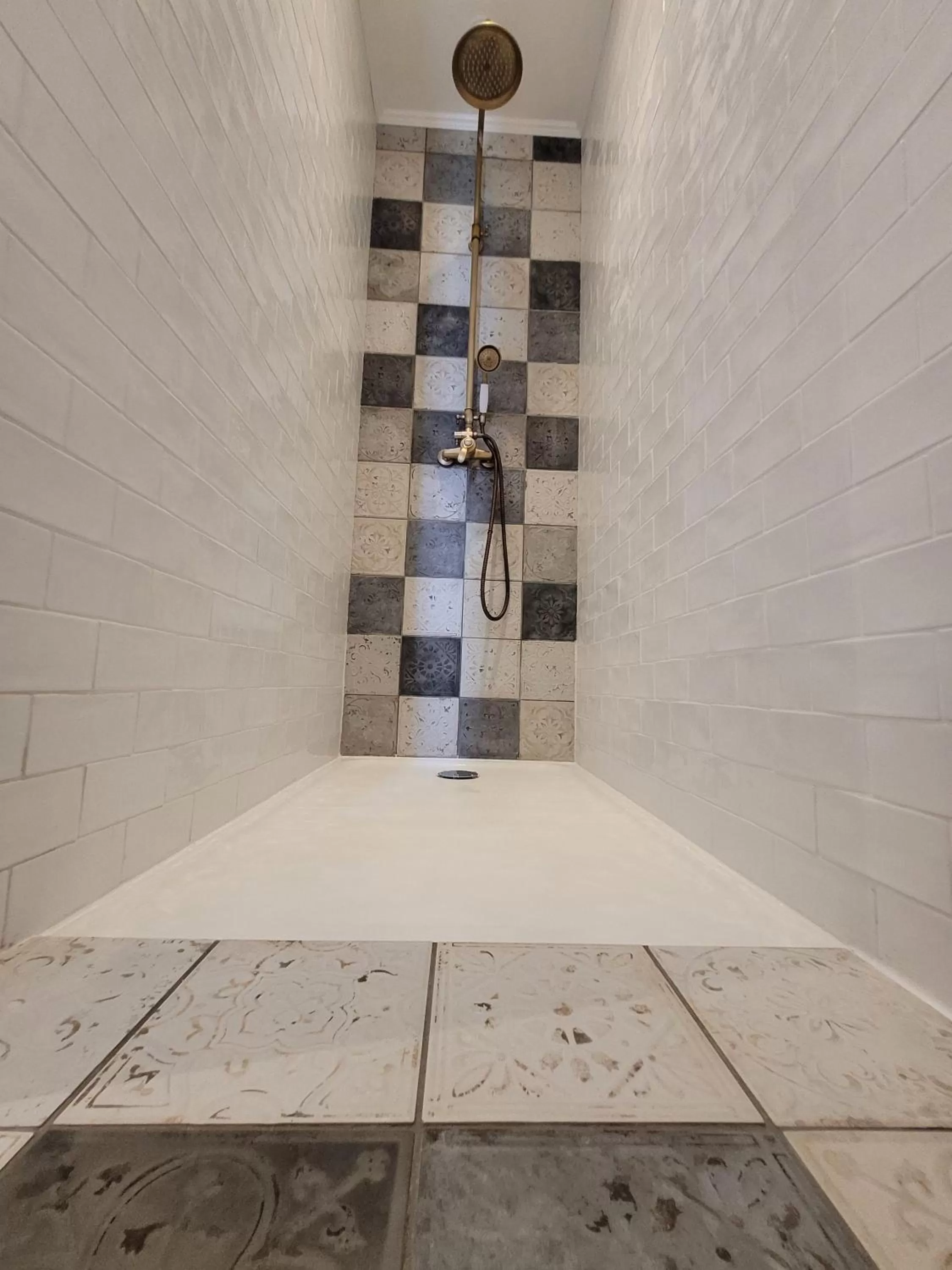 Shower in Madeleine Bergerac