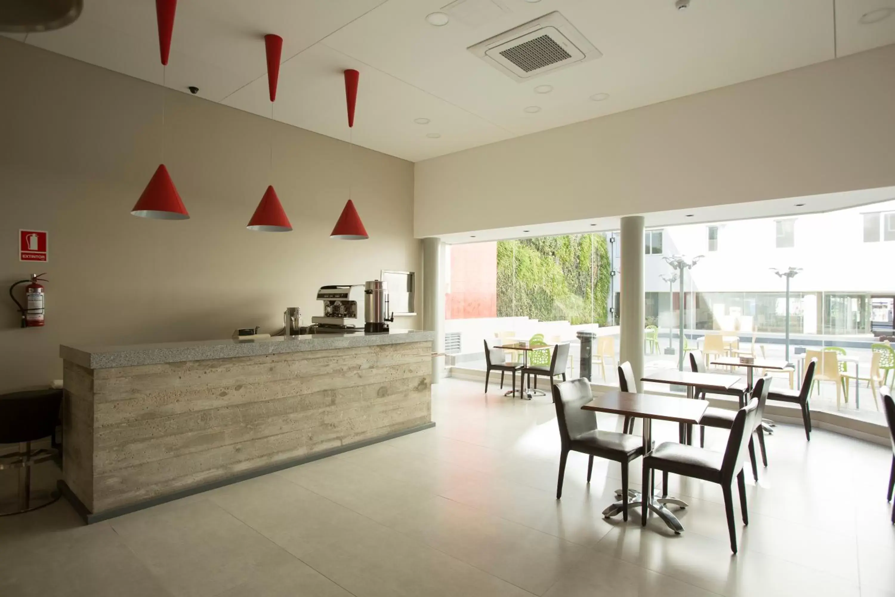 Lounge or bar, Restaurant/Places to Eat in Regency Way Montevideo Hotel