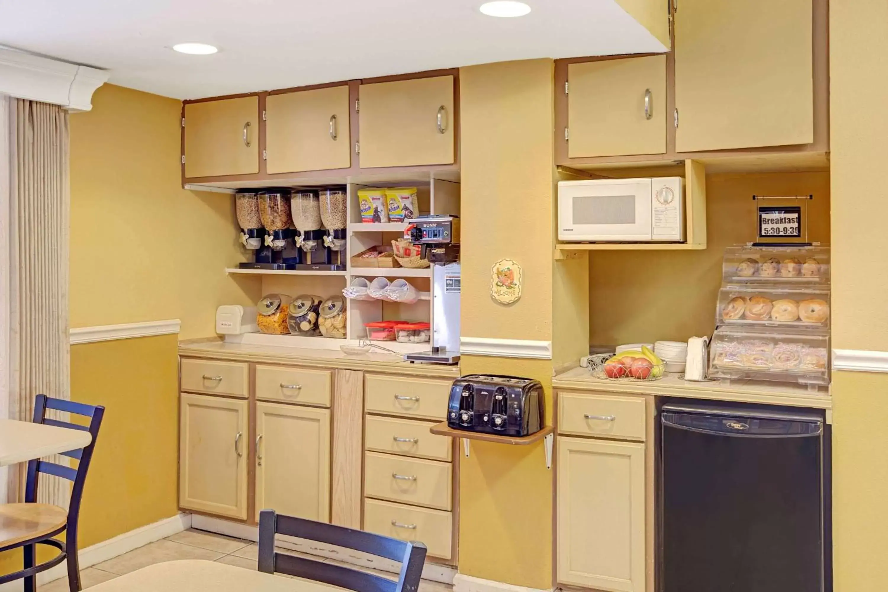 Restaurant/places to eat, Kitchen/Kitchenette in Microtel Inn by Wyndham Lake Norman