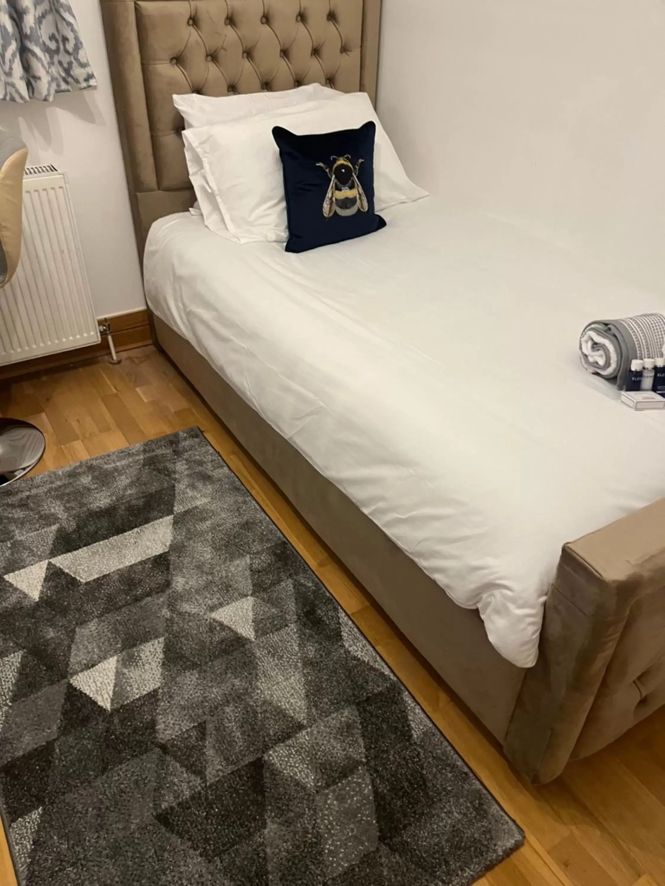 Bed in TJ Homes - Luxury Studio Suite with Garden View - Next to tube station London