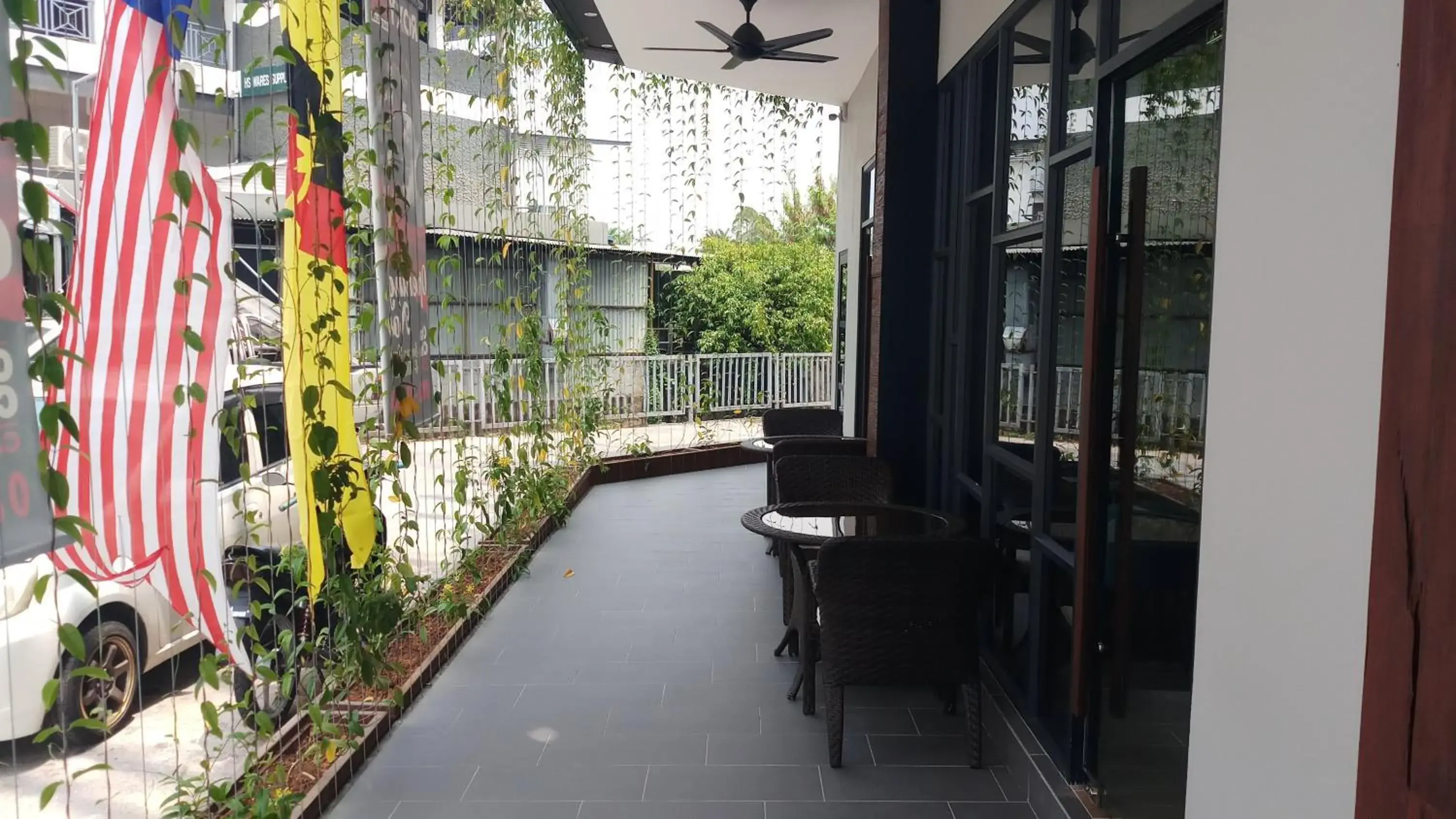 Restaurant/places to eat, Balcony/Terrace in Roxy Hotel Padungan