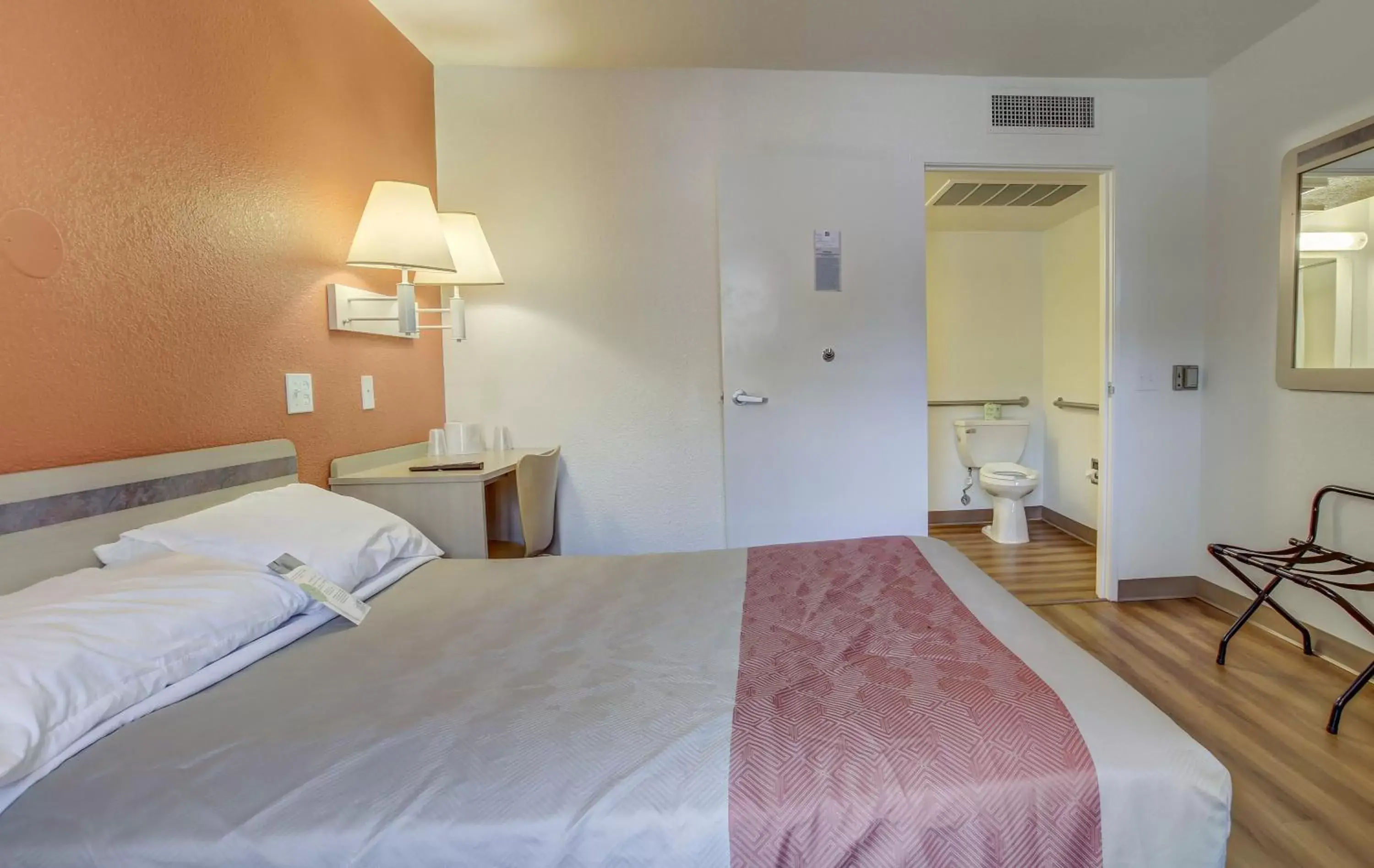 Bedroom, Bed in Motel 6-Grants Pass, OR Bedroom, Bed in Motel 6-Grants Pass, OR