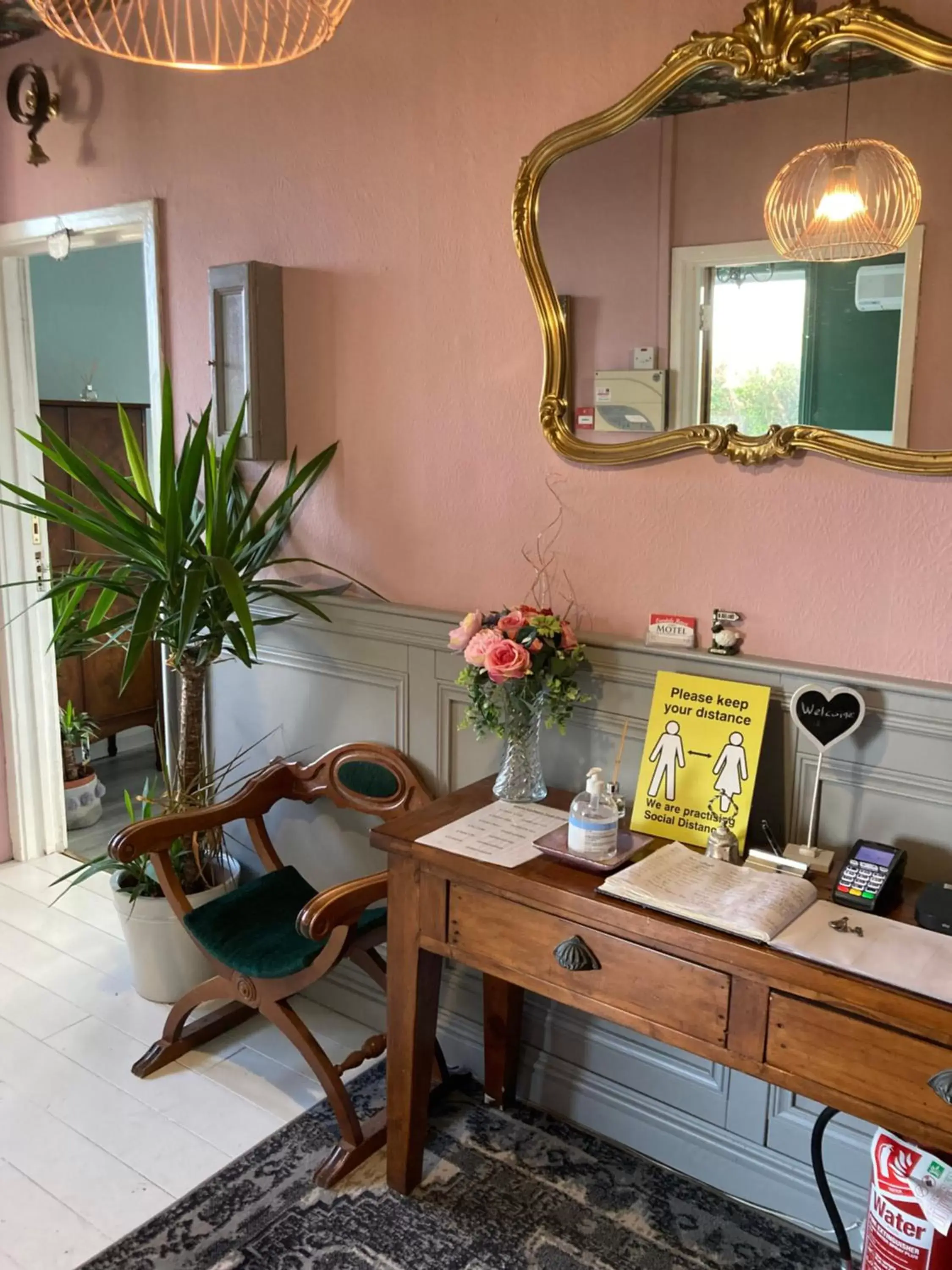 Kitchen/Kitchenette in Overdale Motel