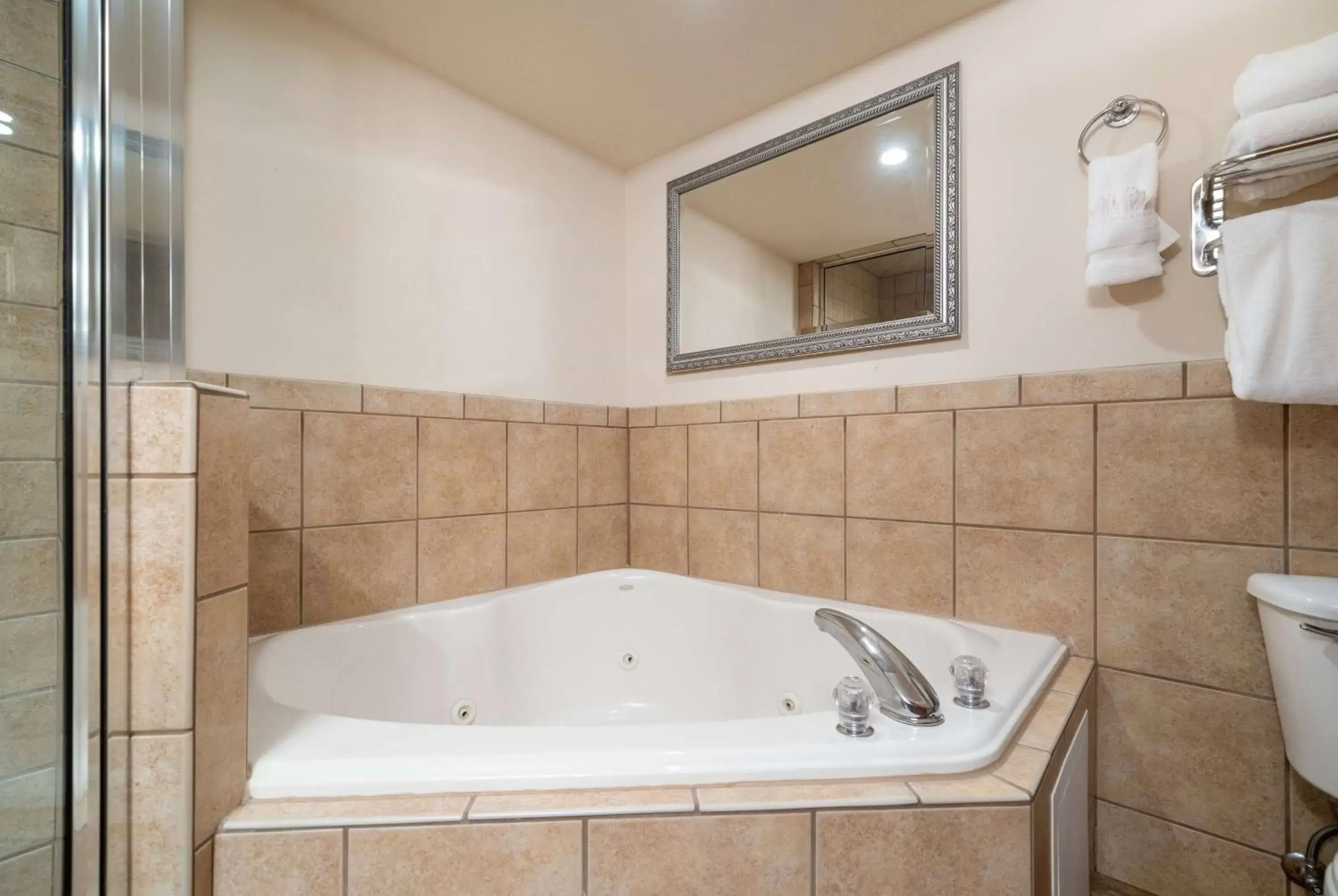 TV and multimedia, Bathroom in Ramada by Wyndham Sioux Falls Airport - Waterpark Resort & Event Center