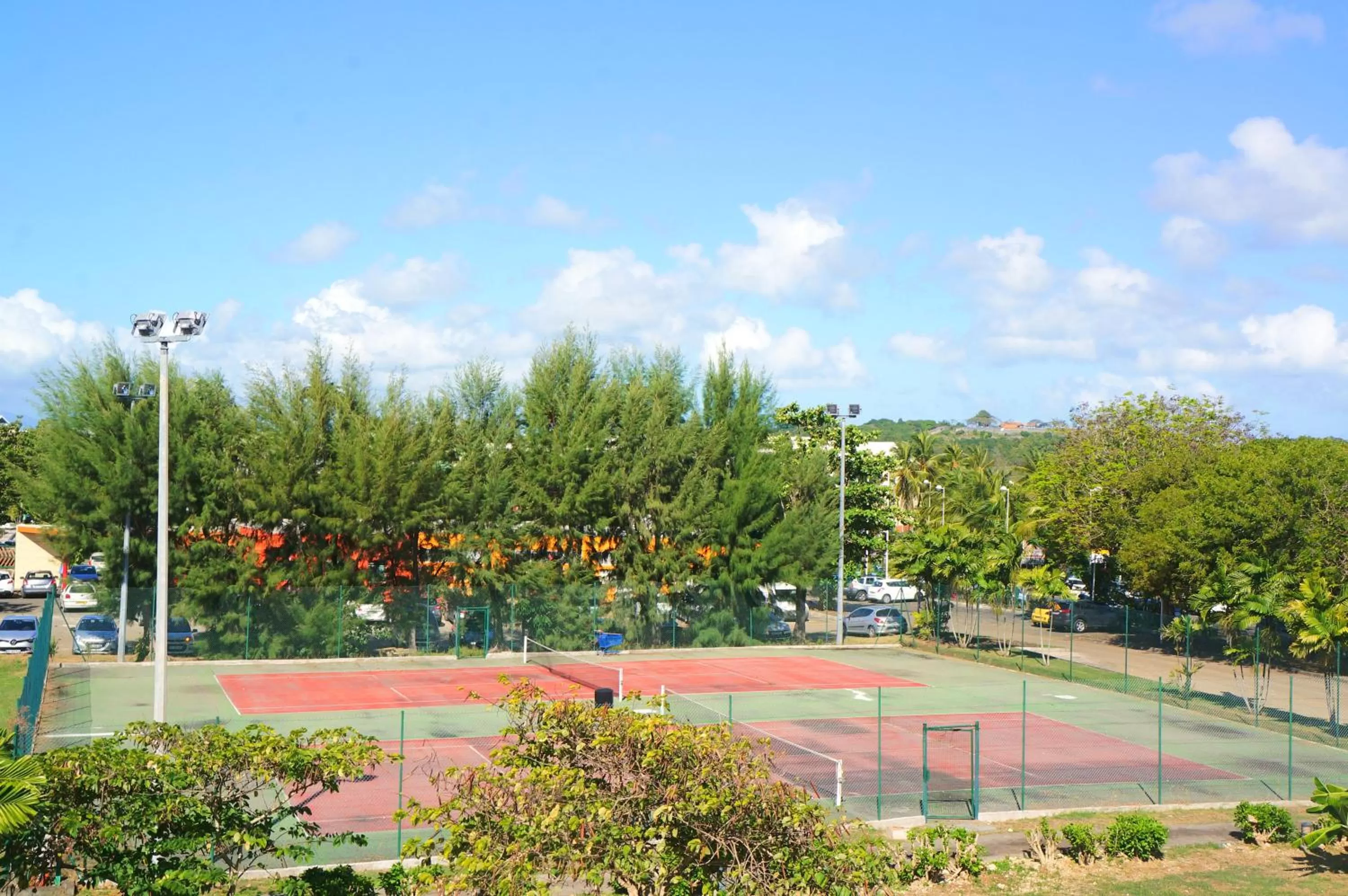 Tennis court in Zenitude Hôtel Résidences Le Salako