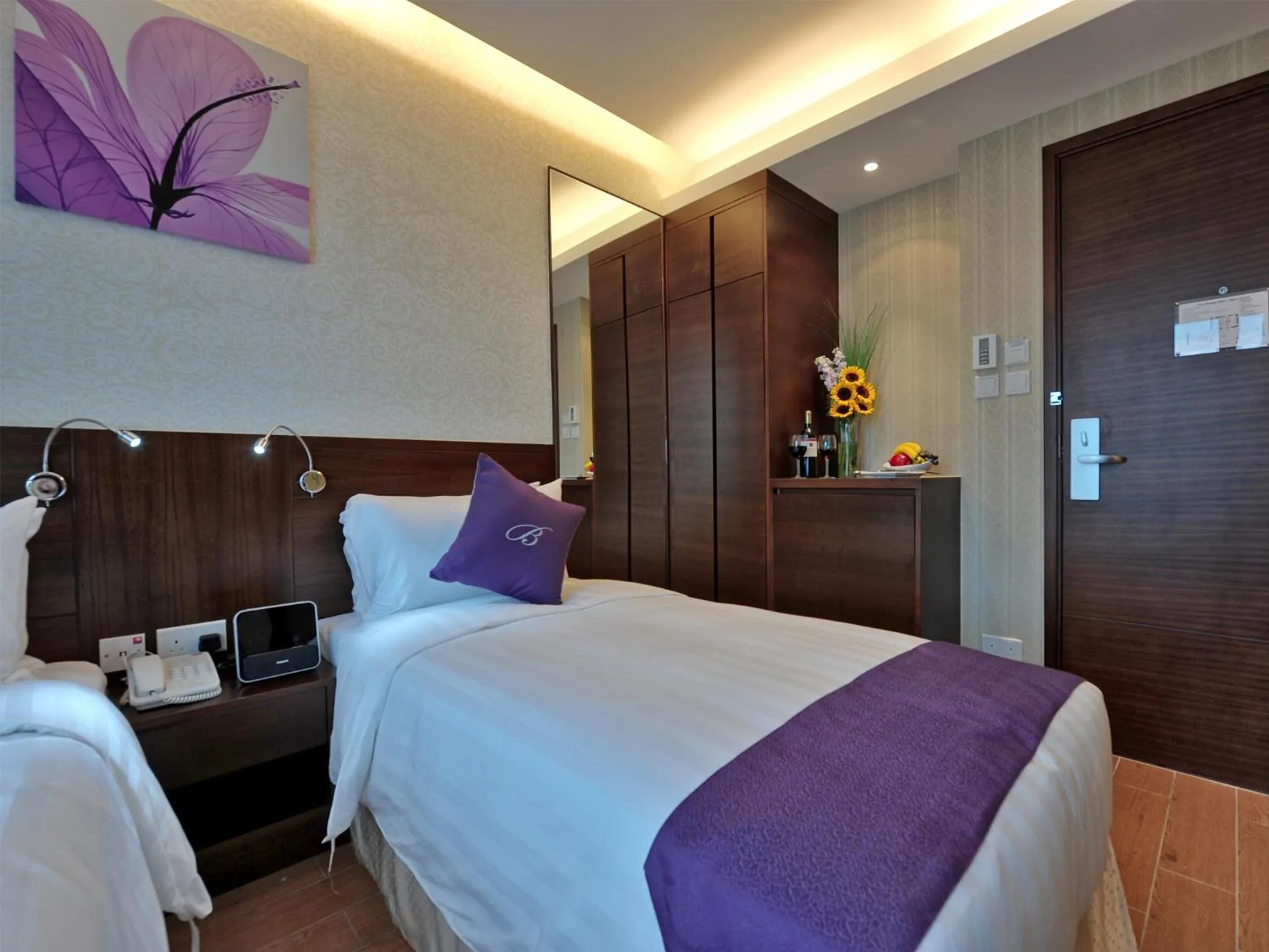 Photo of the whole room, Bed in The Bauhinia Hotel - Tsim Sha Tsui