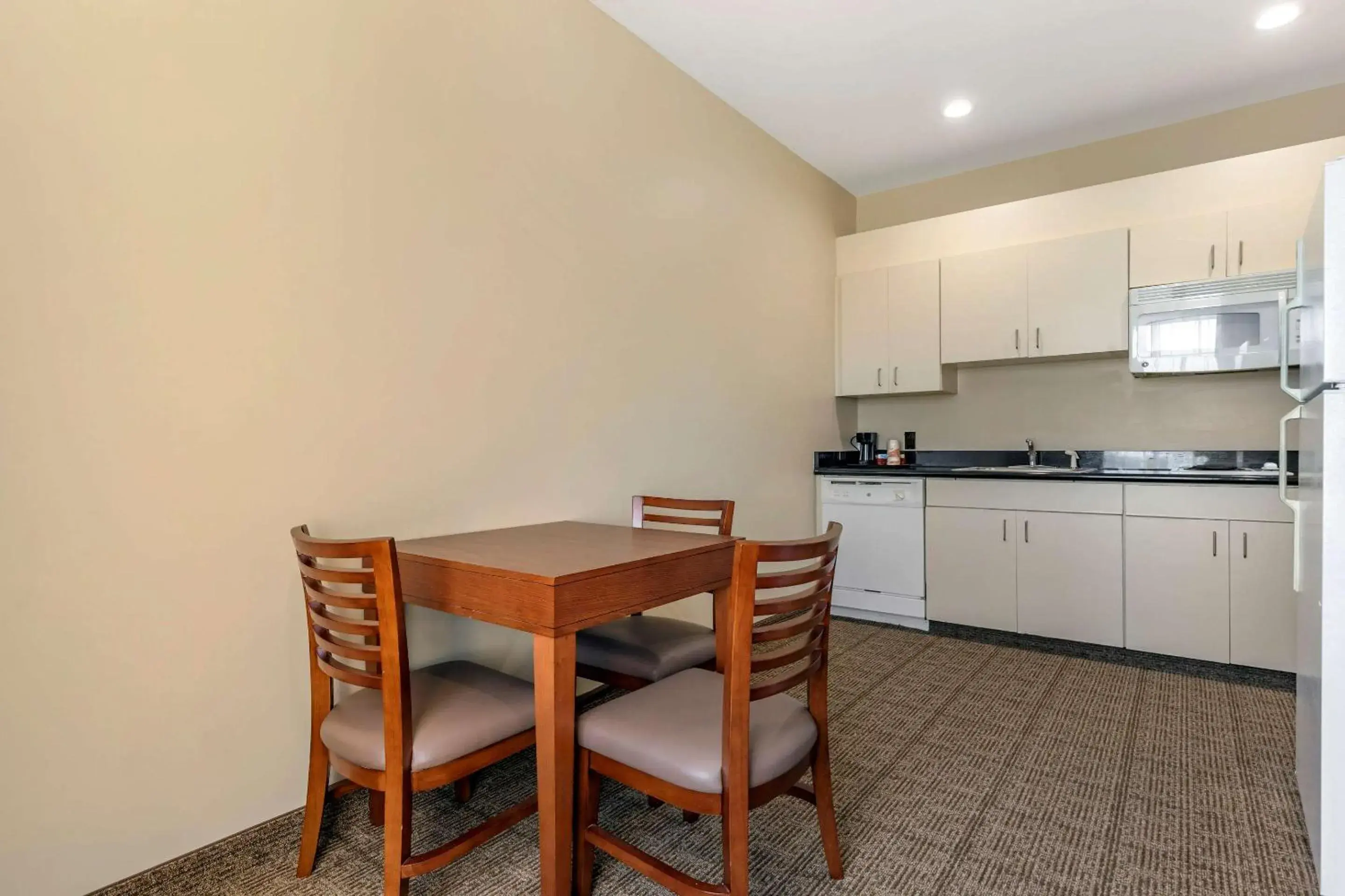 Photo of the whole room, Kitchen/Kitchenette in Comfort Inn & Suites Orangeburg