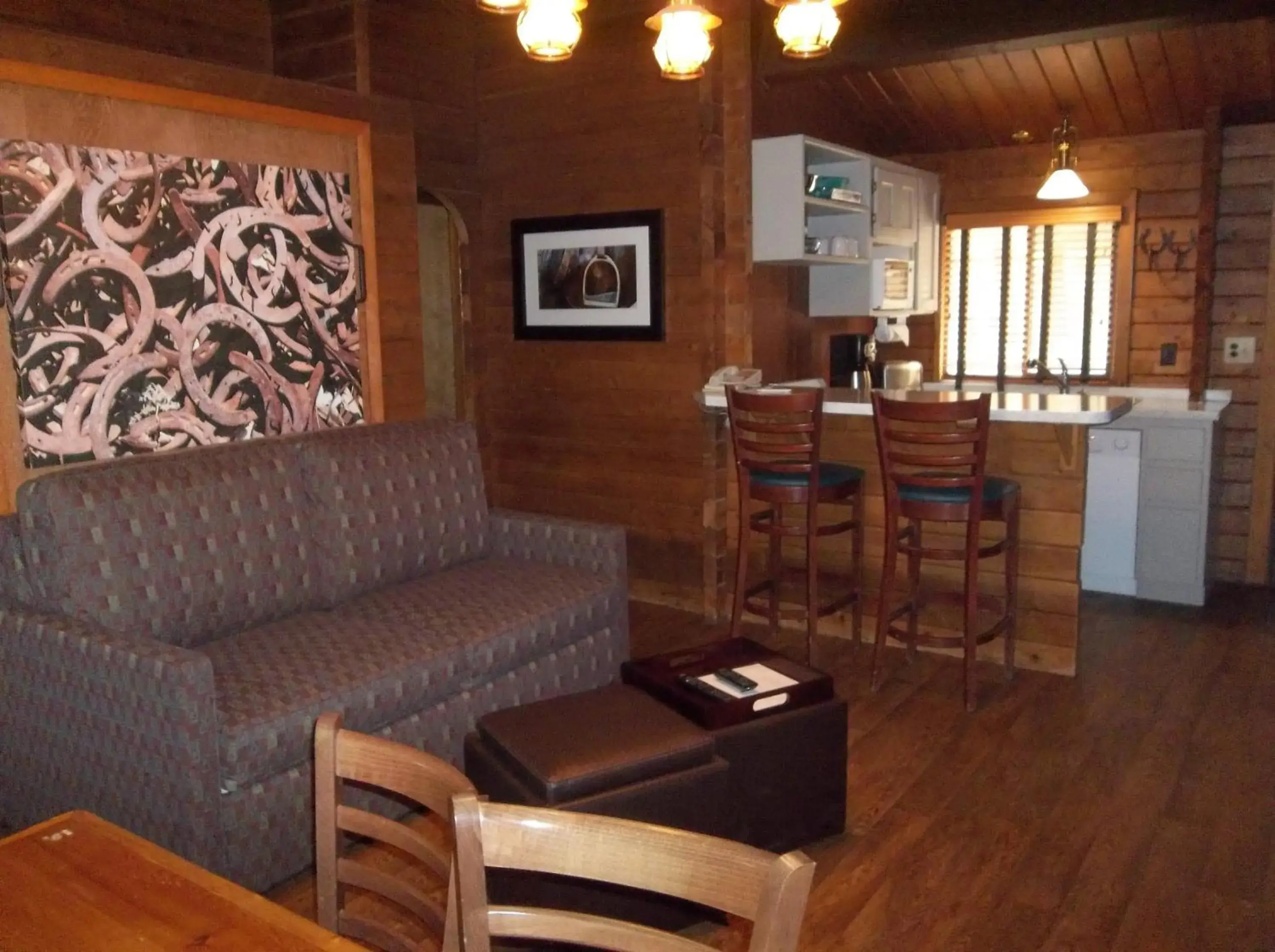Kitchen or kitchenette, Seating Area in Kohl's Ranch Lodge