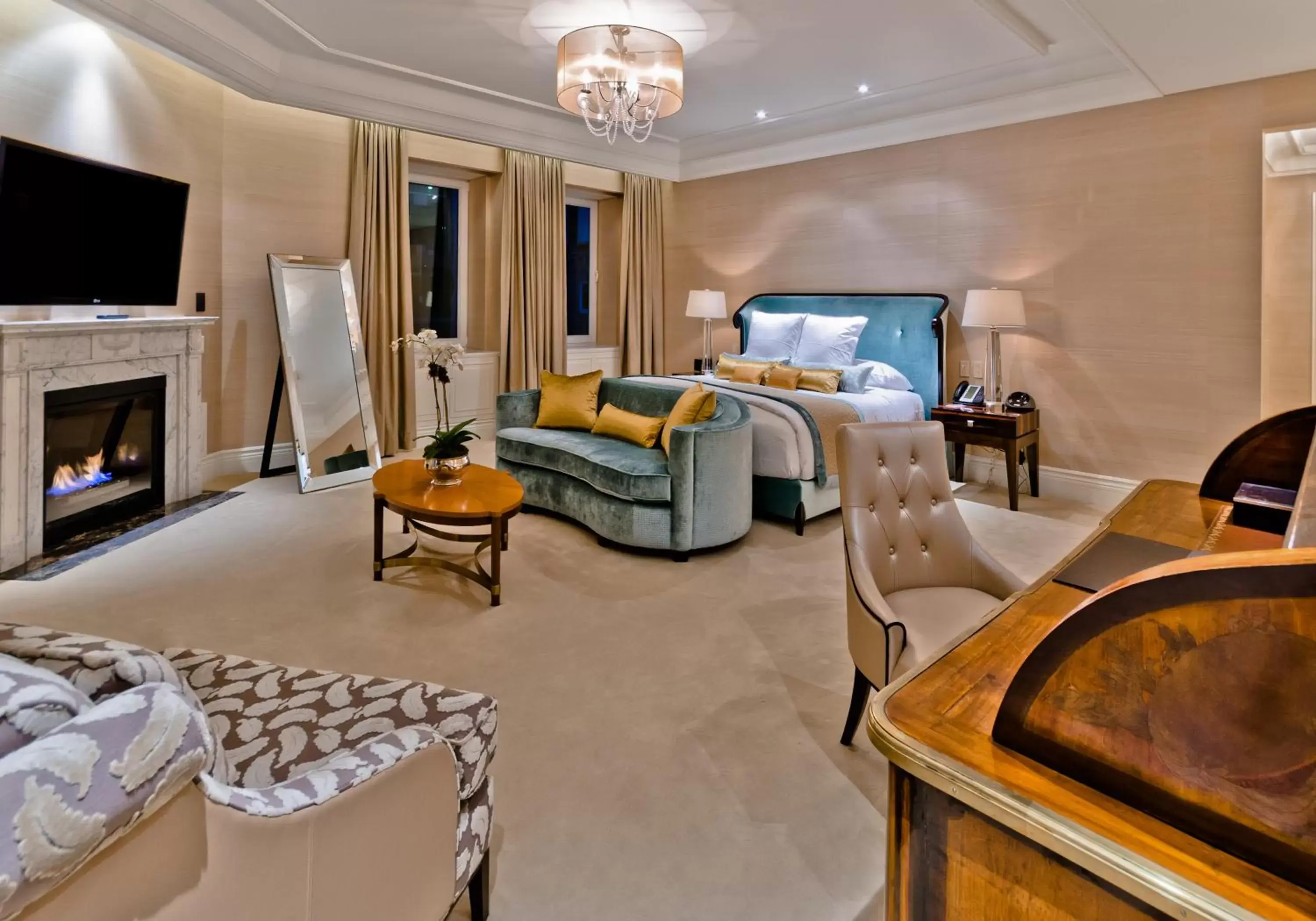 Bedroom, Seating Area in The Ritz-Carlton, Montreal
