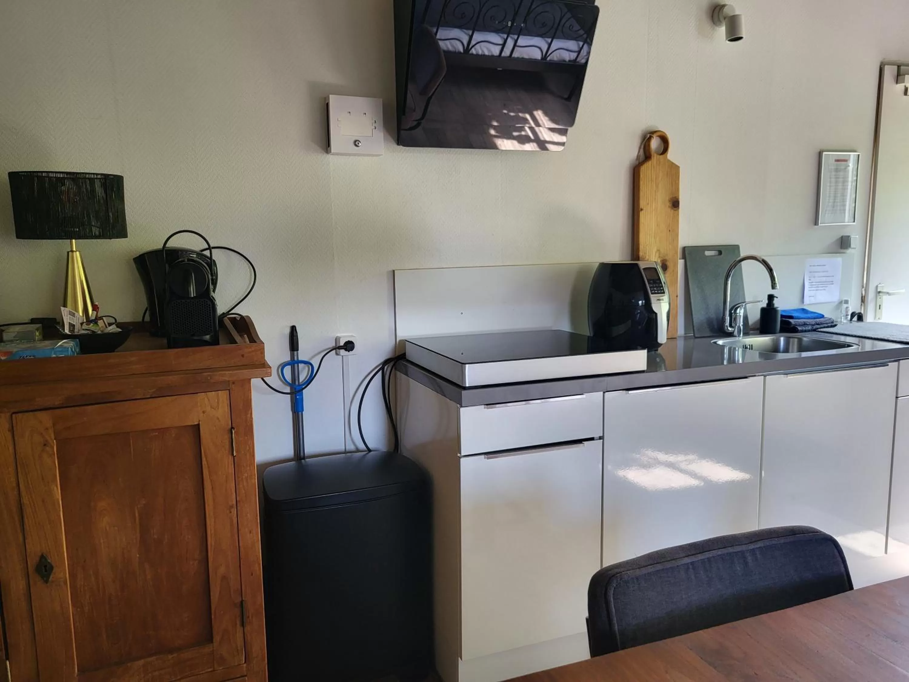 Kitchen/Kitchenette in LUXE Bloemenzicht 4 personen, BnB, 10 minuten van zee