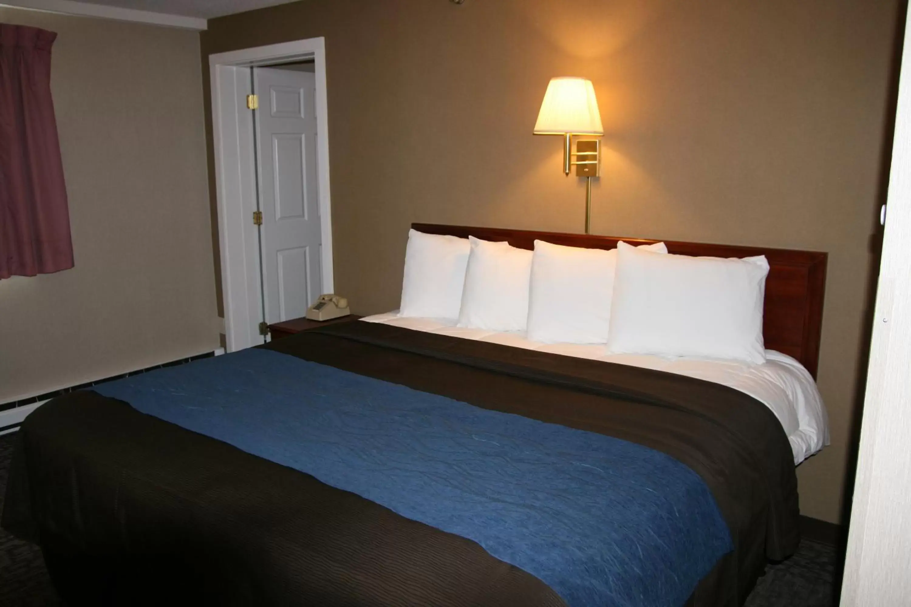 Bed in Bangor Inn & Suites