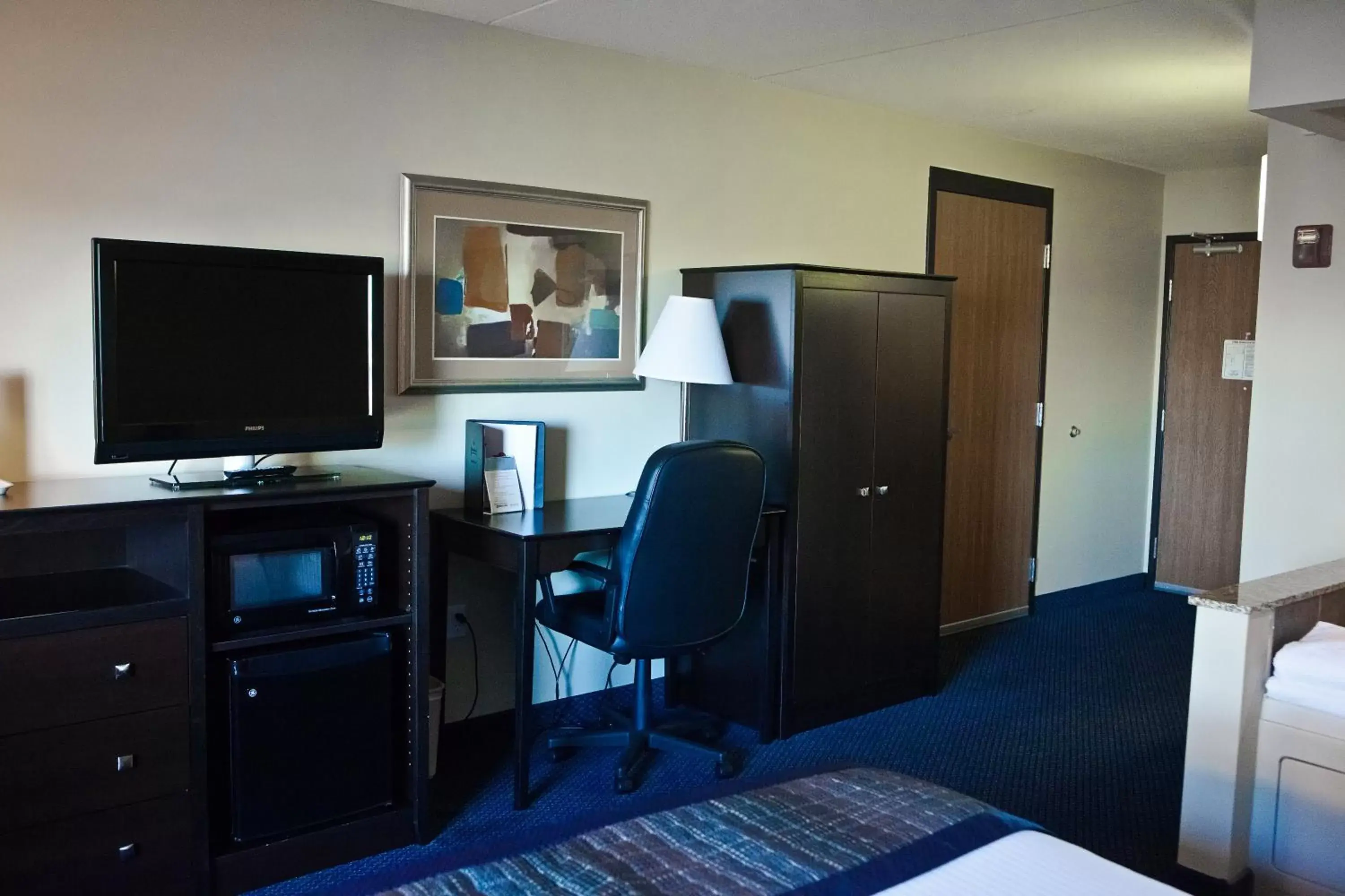 TV and multimedia, TV/Entertainment Center in AmericInn by Wyndham Lincoln South