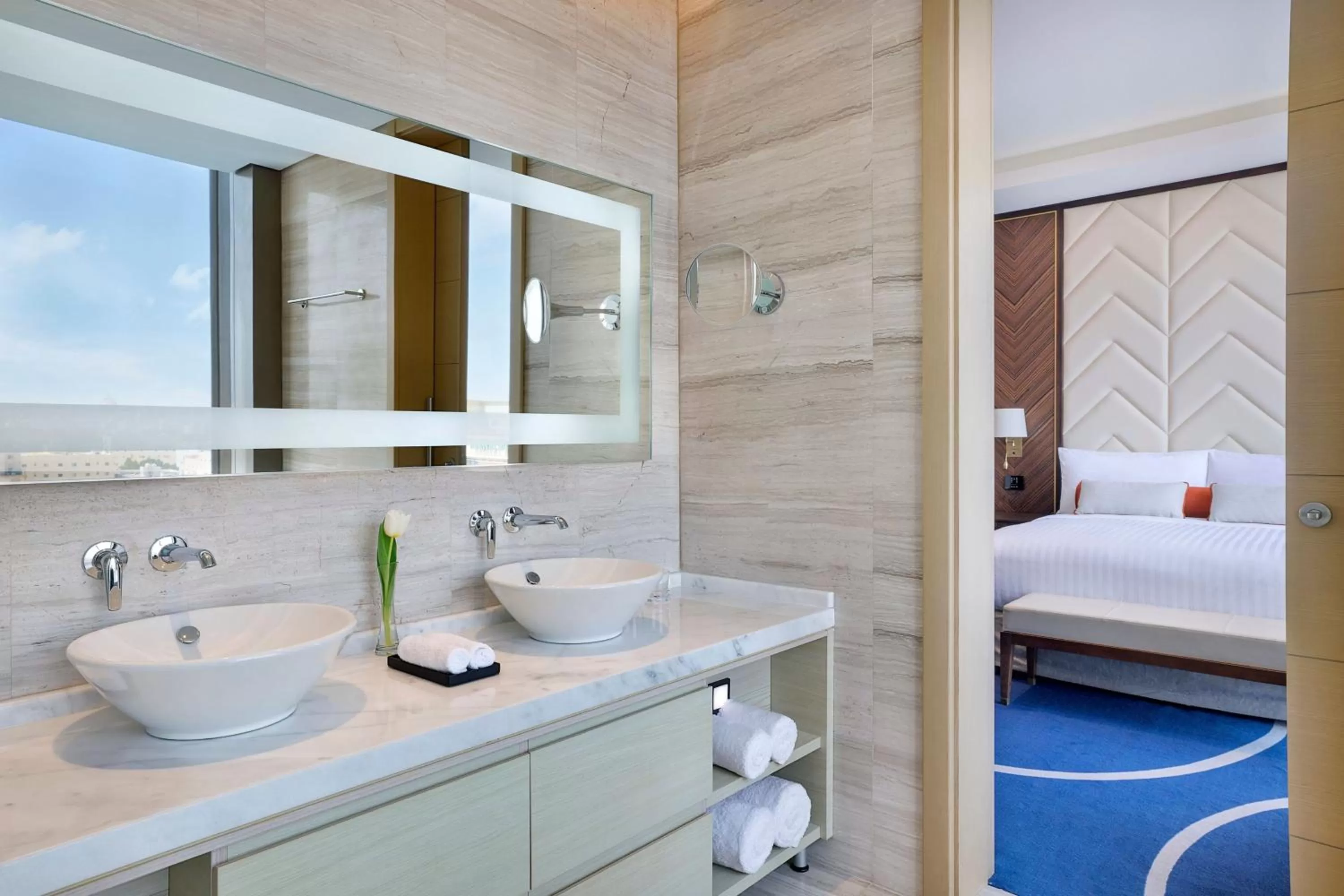 Bathroom, Bed in Jeddah Marriott Hotel Madinah Road