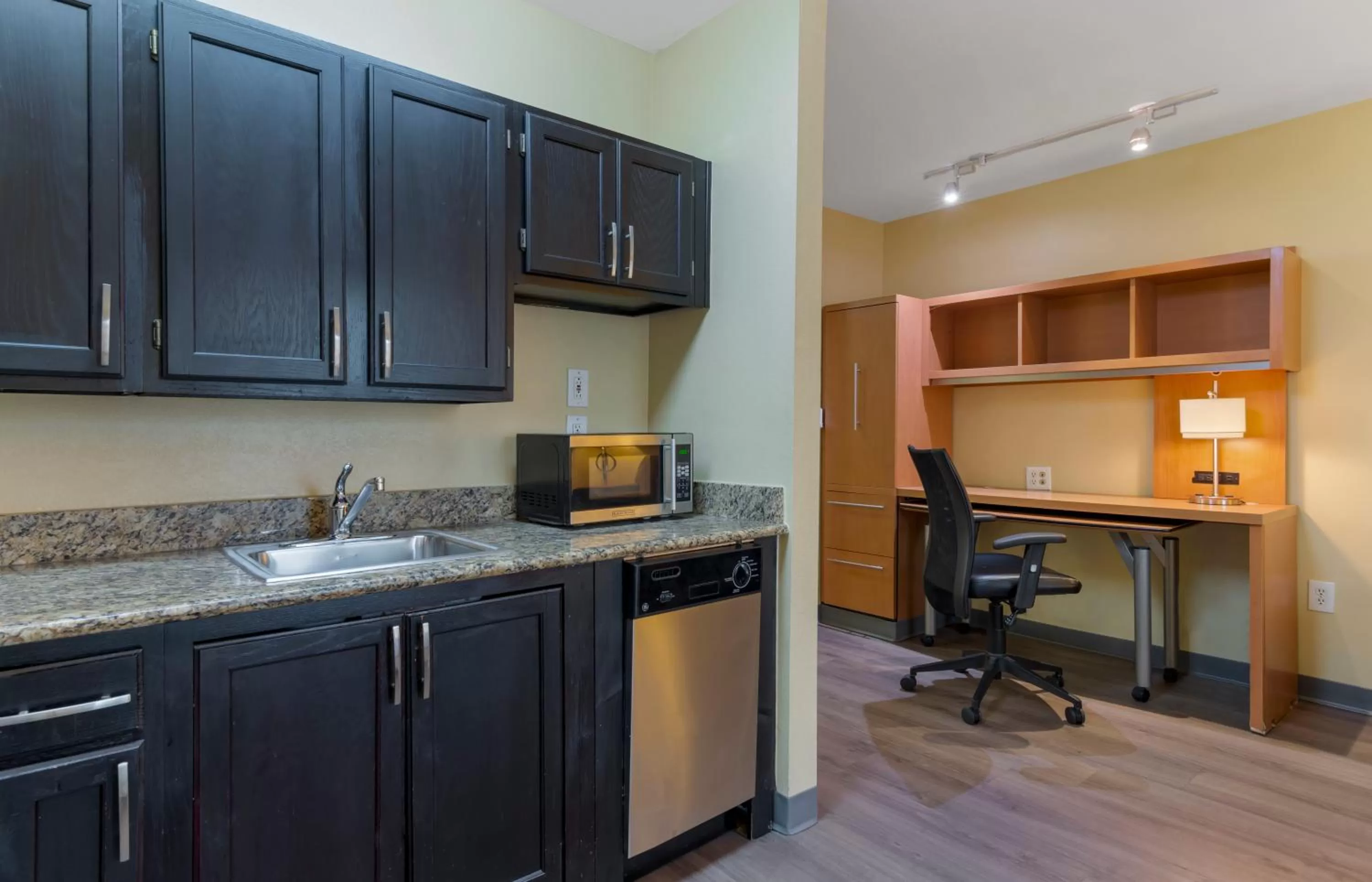 Kitchen or kitchenette in Extended Stay America Suites - Atlanta - Norcross - Peachtree Corners