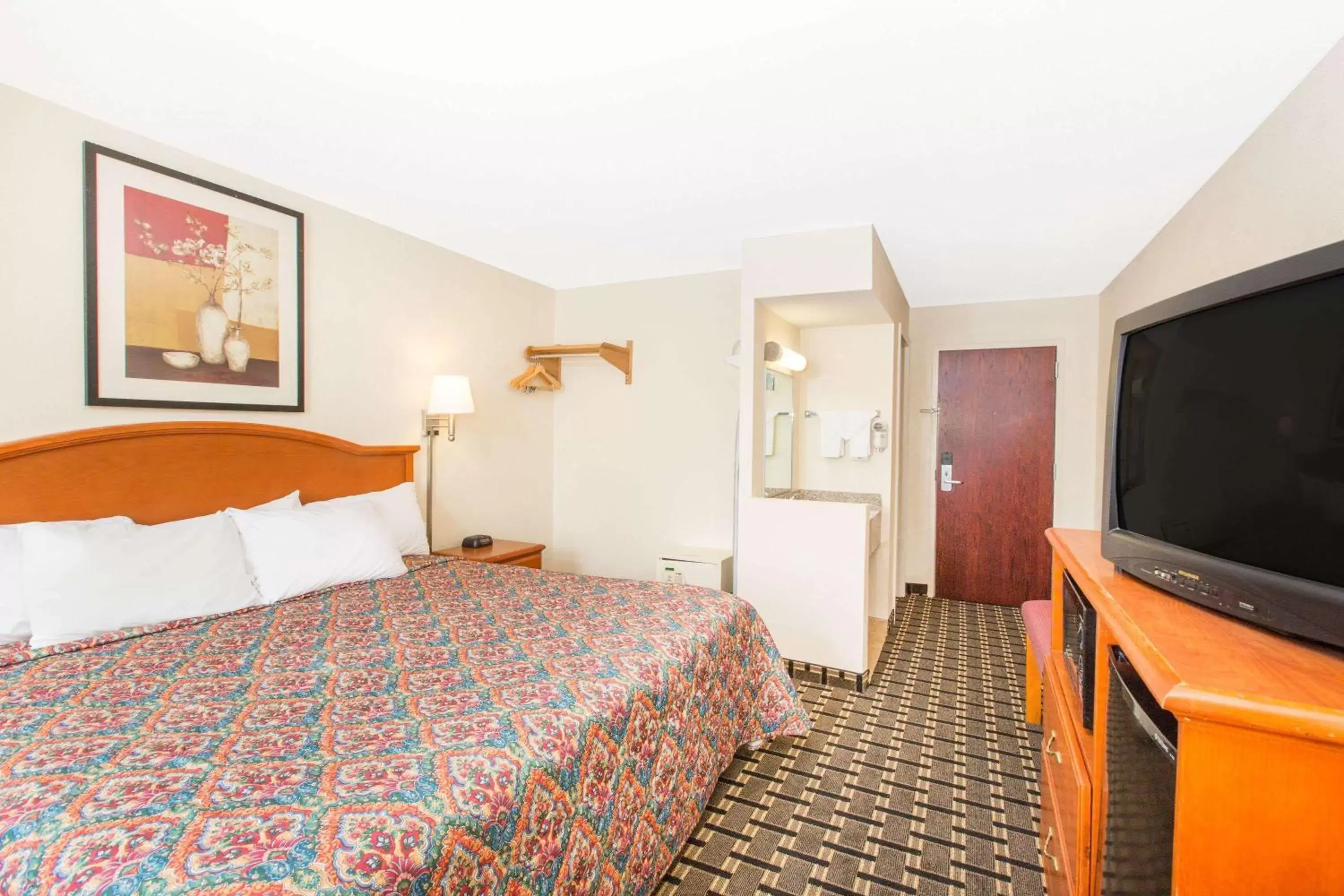 Photo of the whole room, Bed in Days Inn by Wyndham Effingham