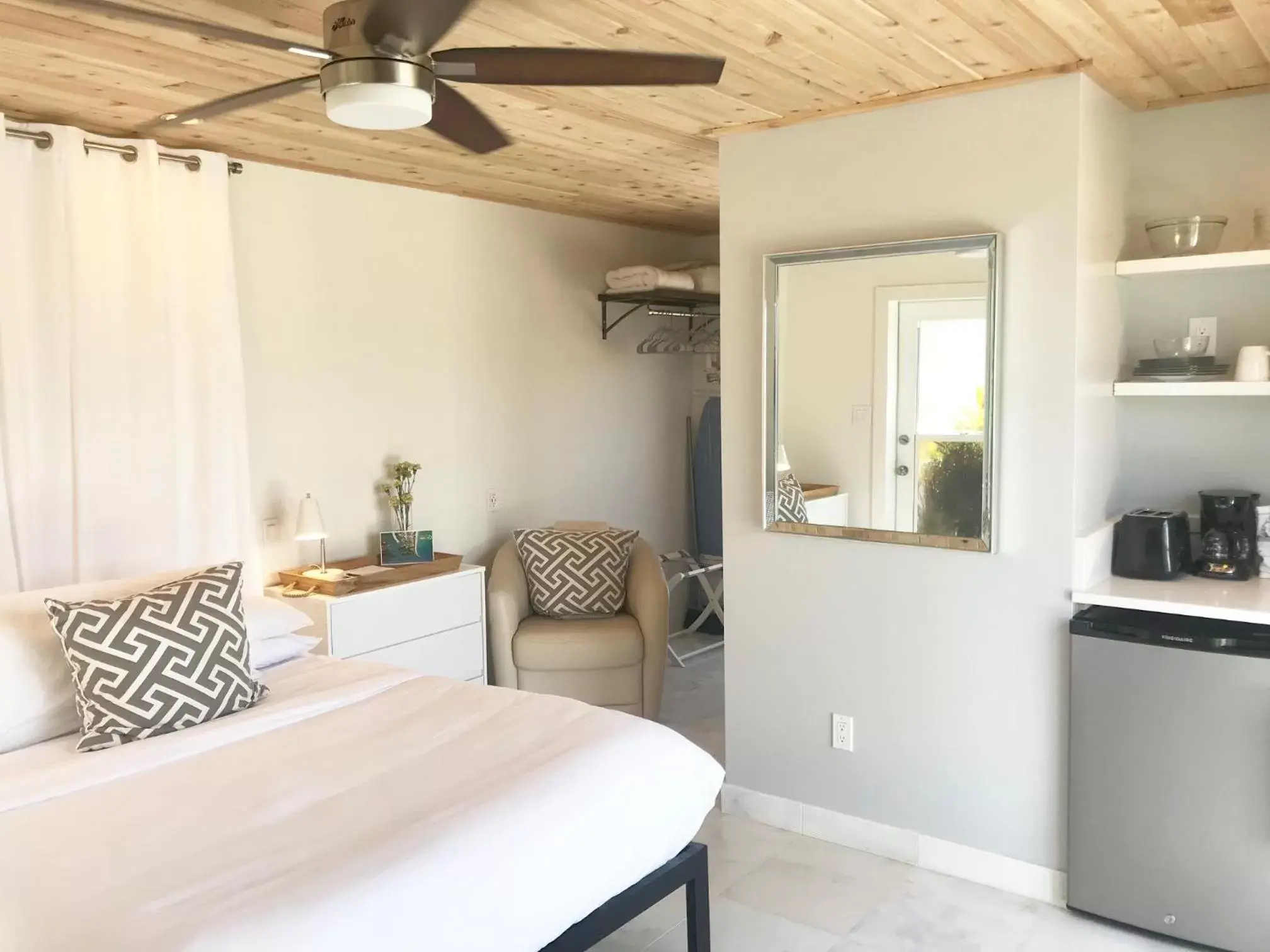 Kitchen or kitchenette, Bed in Casey Key Resort - Gulf Shores