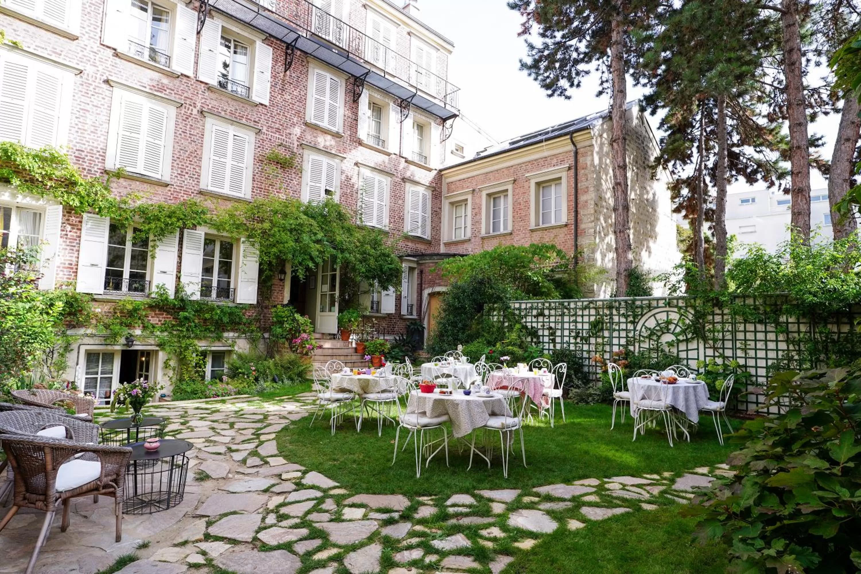 Garden in Villa Escudier Appart-hôtel