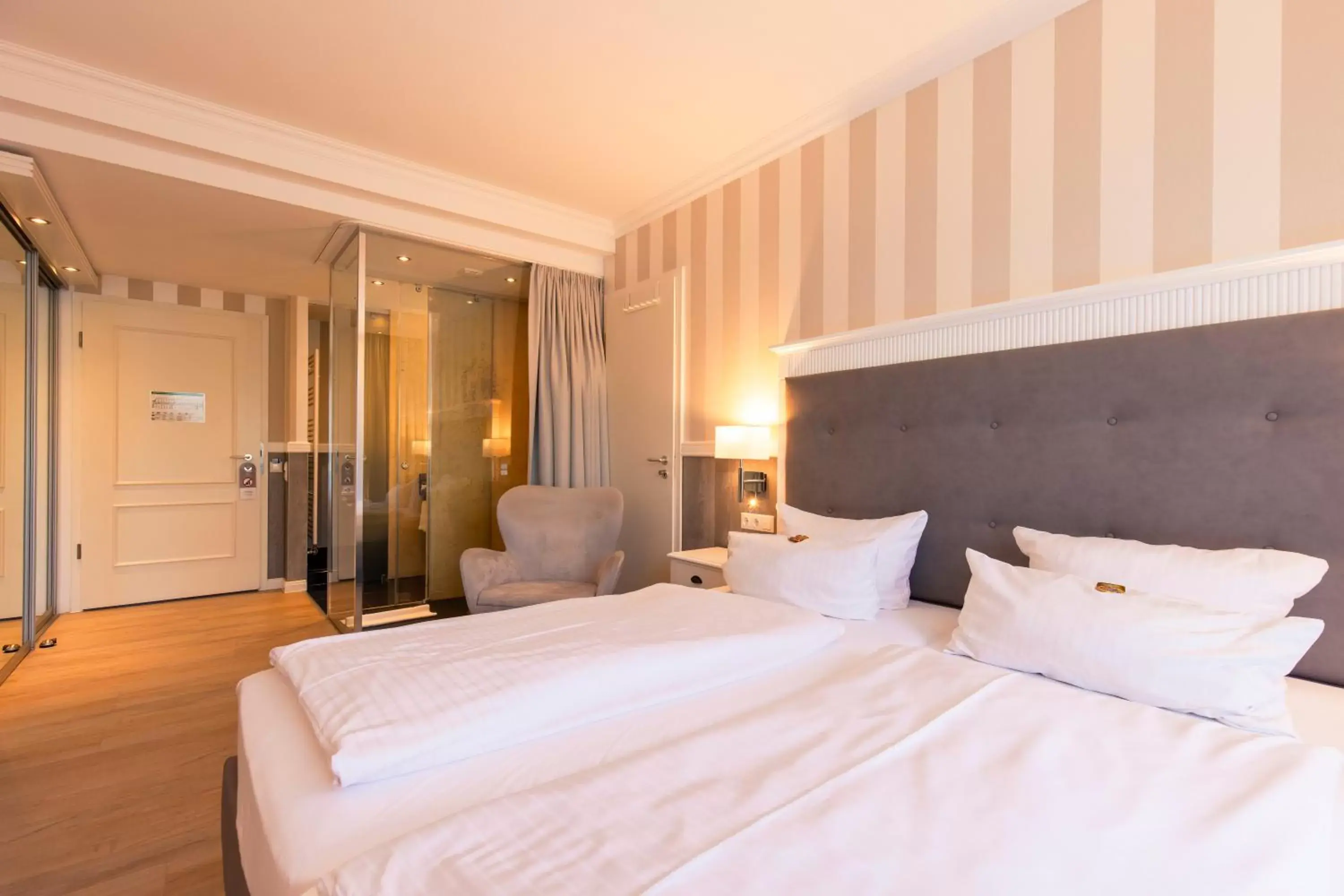 Photo of the whole room, Bed in Resort Hotel Vier Jahreszeiten Zingst