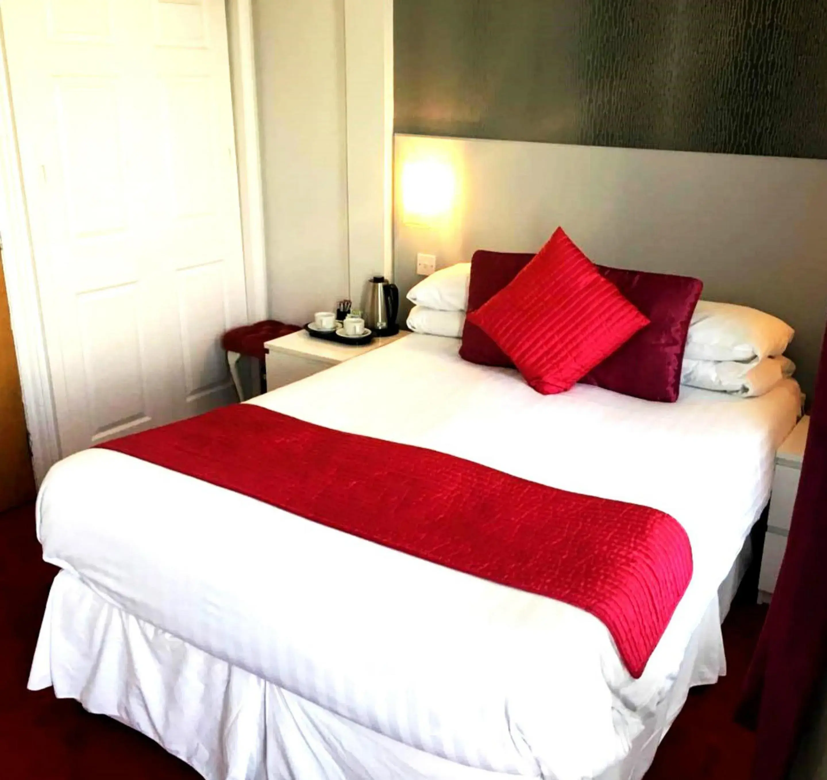 Bedroom, Bed in Harrow Lodge Hotel