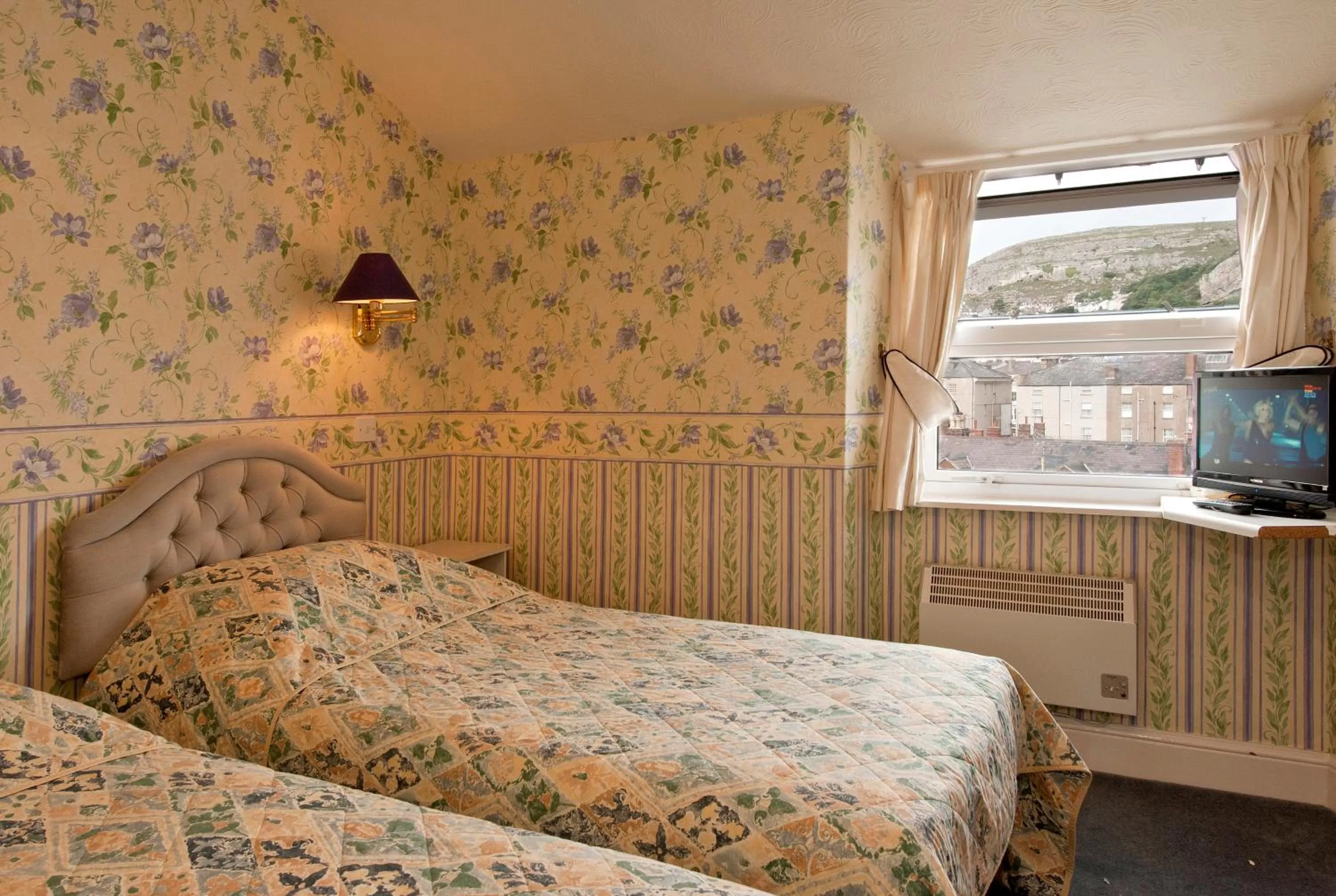 Bedroom, Bed in White Heather Hotel