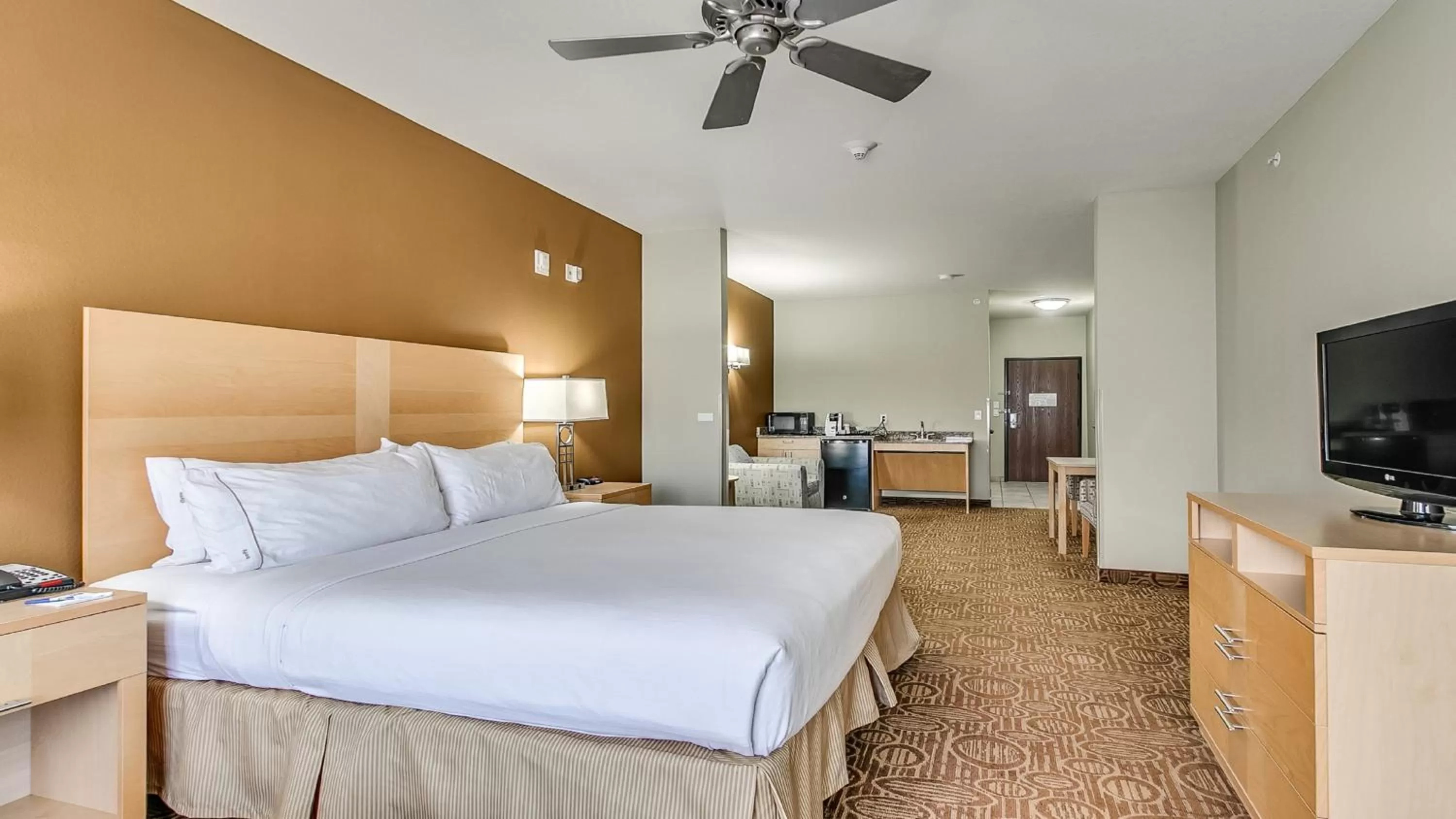 Photo of the whole room, Bed in Holiday Inn Express & Suites Lubbock Southwest – Wolfforth by IHG