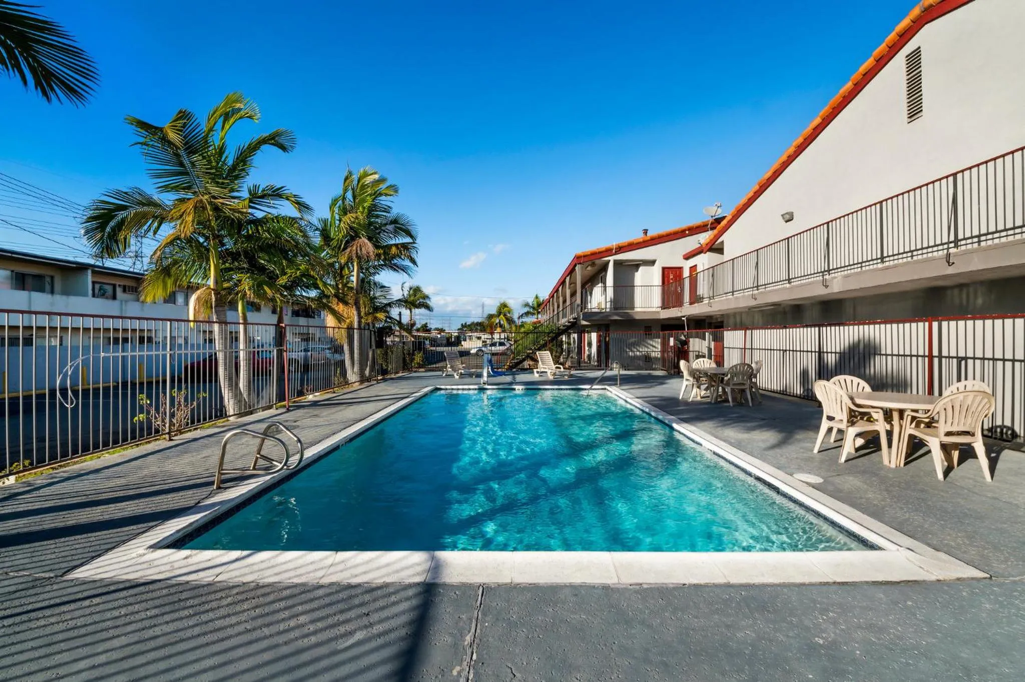 Swimming pool in Red Roof Inn Los Angeles - Bellflower