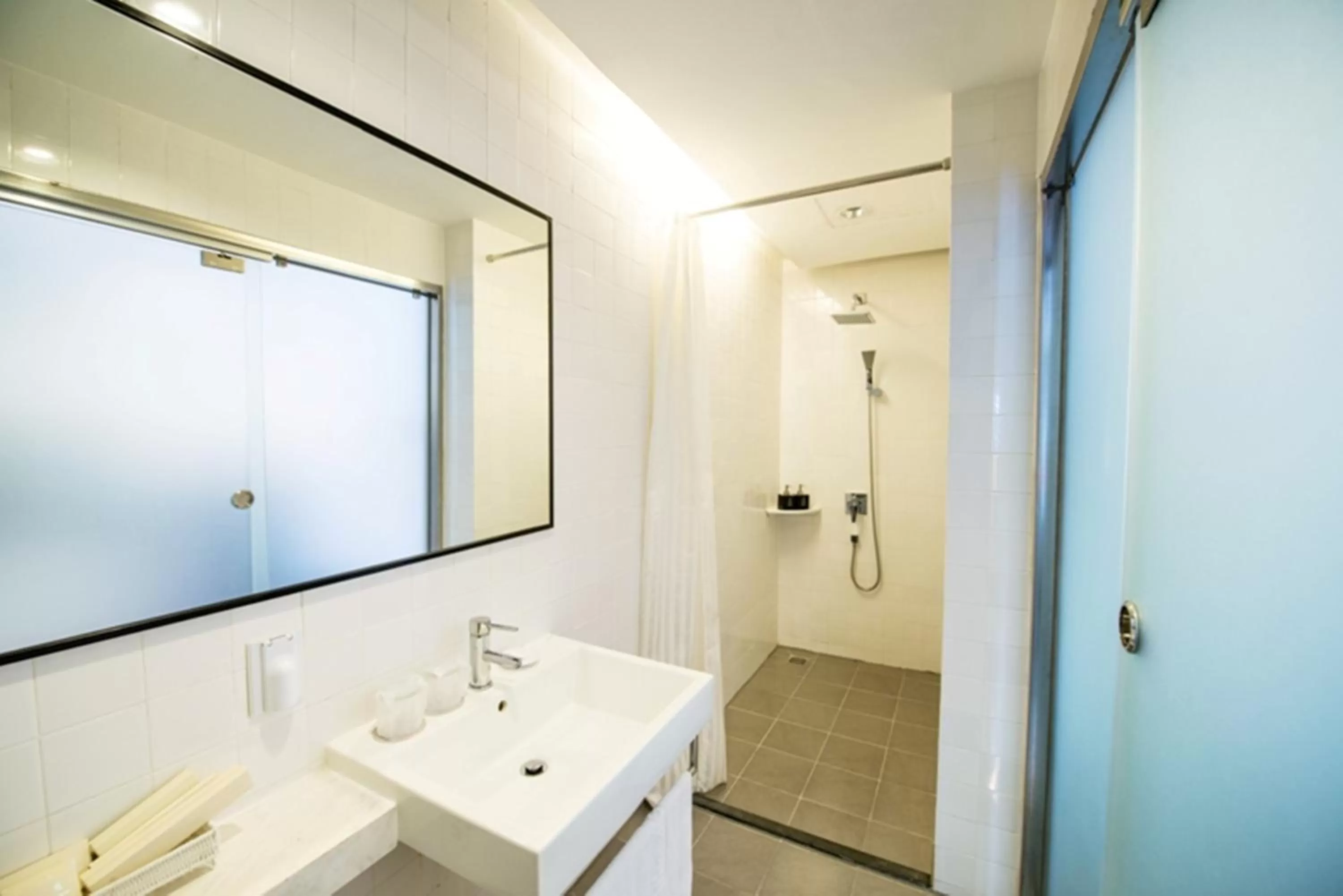Bathroom in The Alcove Library Hotel