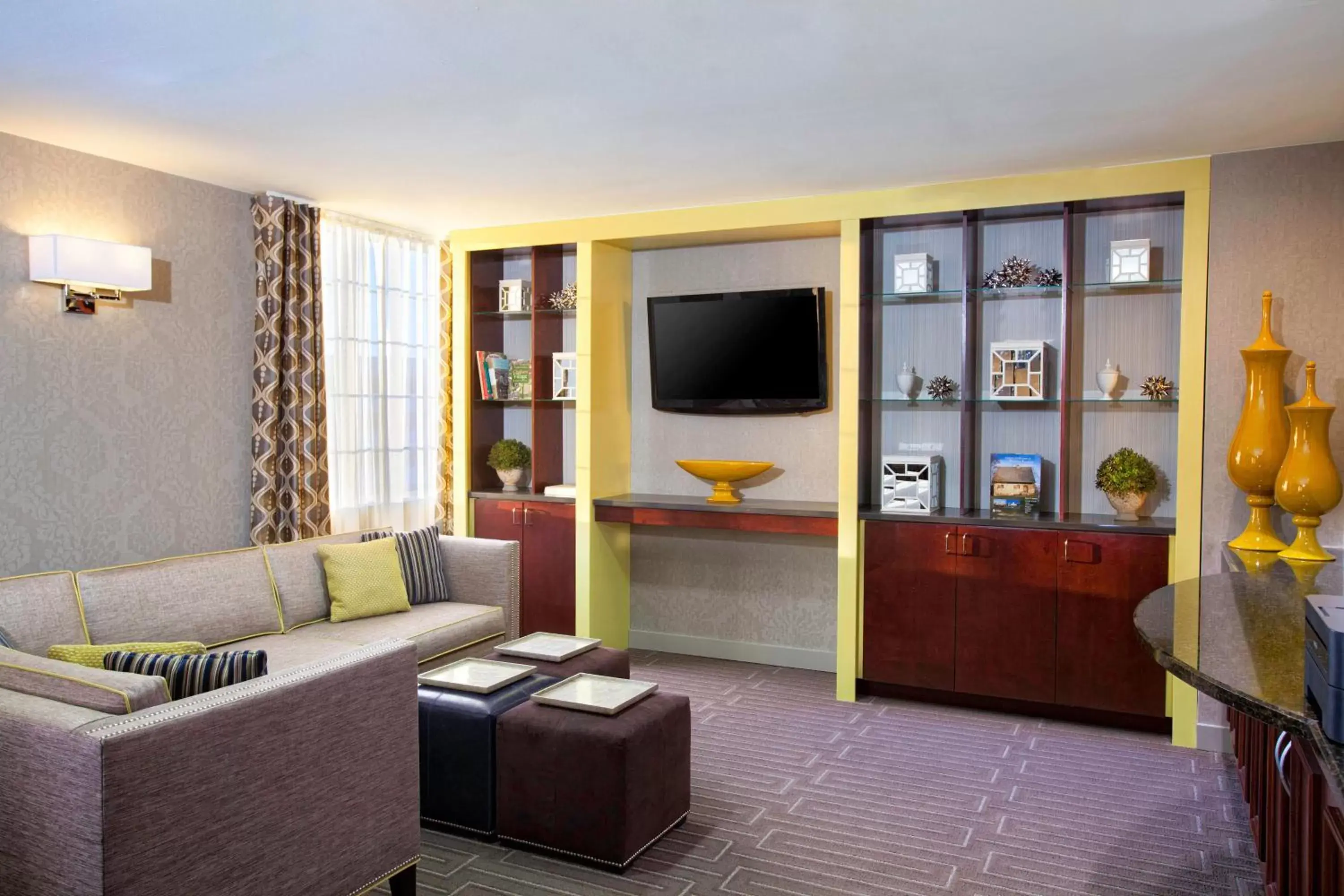 Lounge or bar, TV/Entertainment Center in Sheraton Pittsburgh Airport Hotel