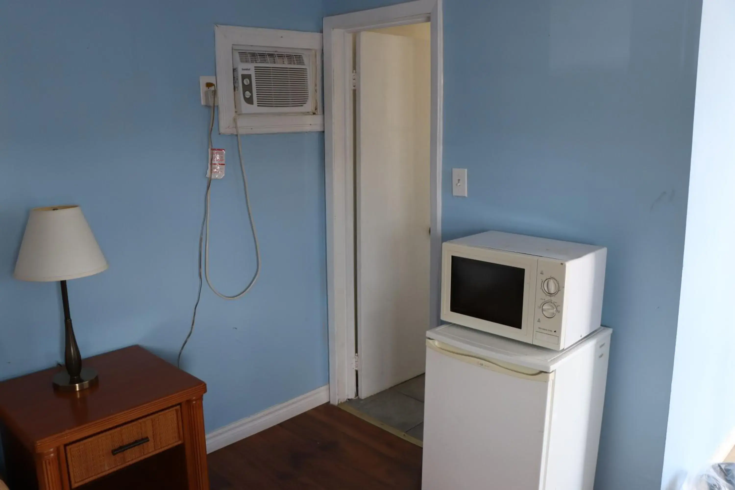 minibar, TV/Entertainment Center in Falcon Inn