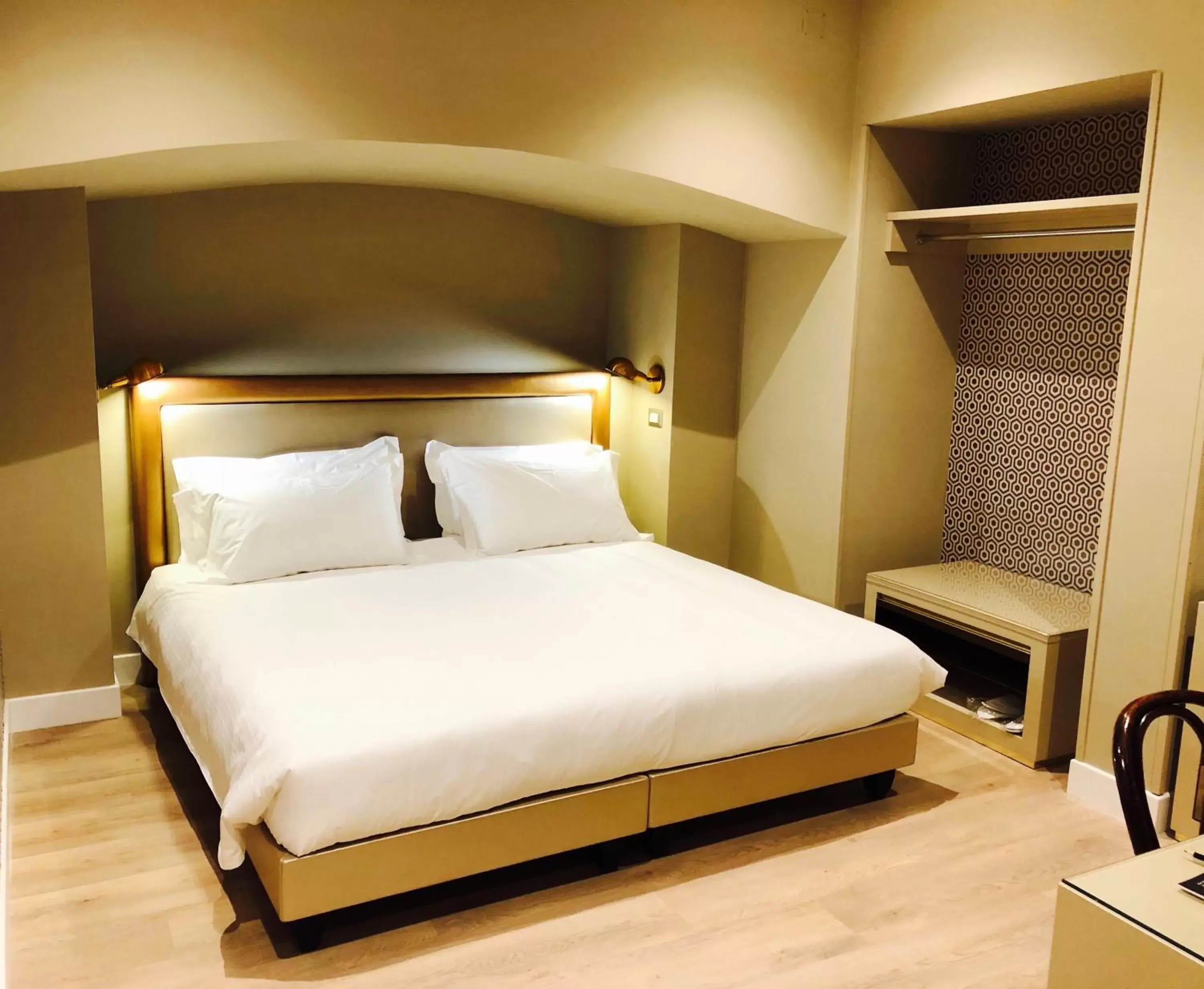 Bedroom, Bed in Caruso Place Boutique & Wellness Suites