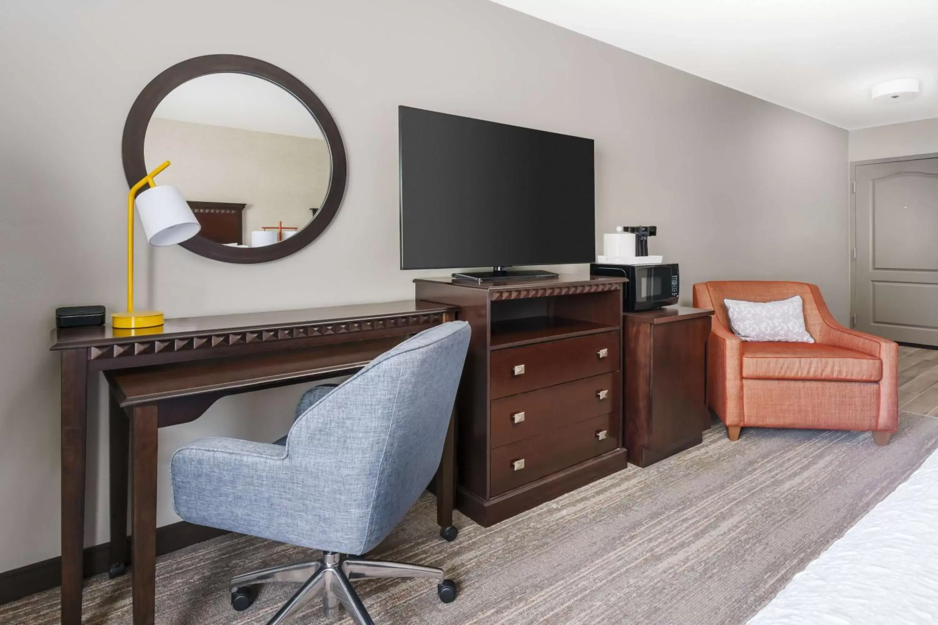 Bedroom, TV/Entertainment Center in Hampton Inn & Suites Thousand Oaks