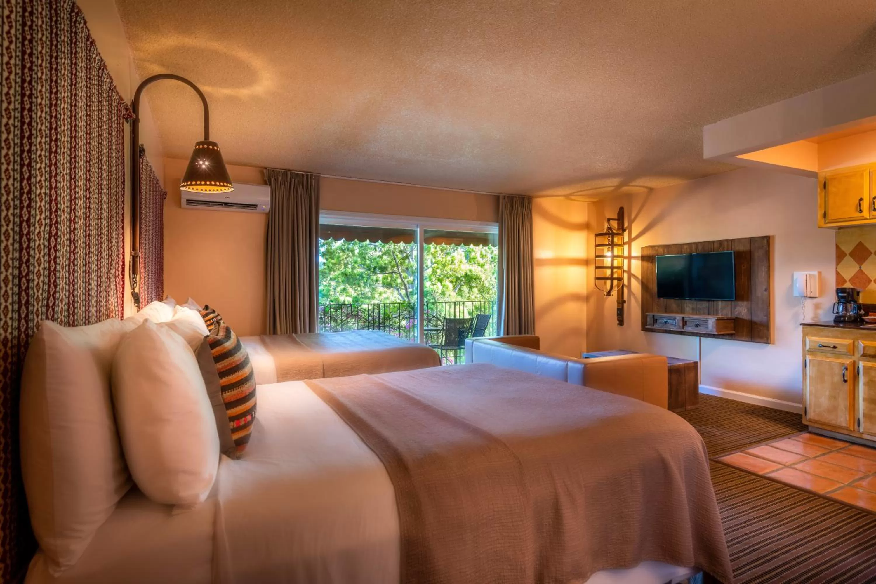 Photo of the whole room, Bed in Hotel Pepper Tree Boutique Kitchen Studios - Anaheim