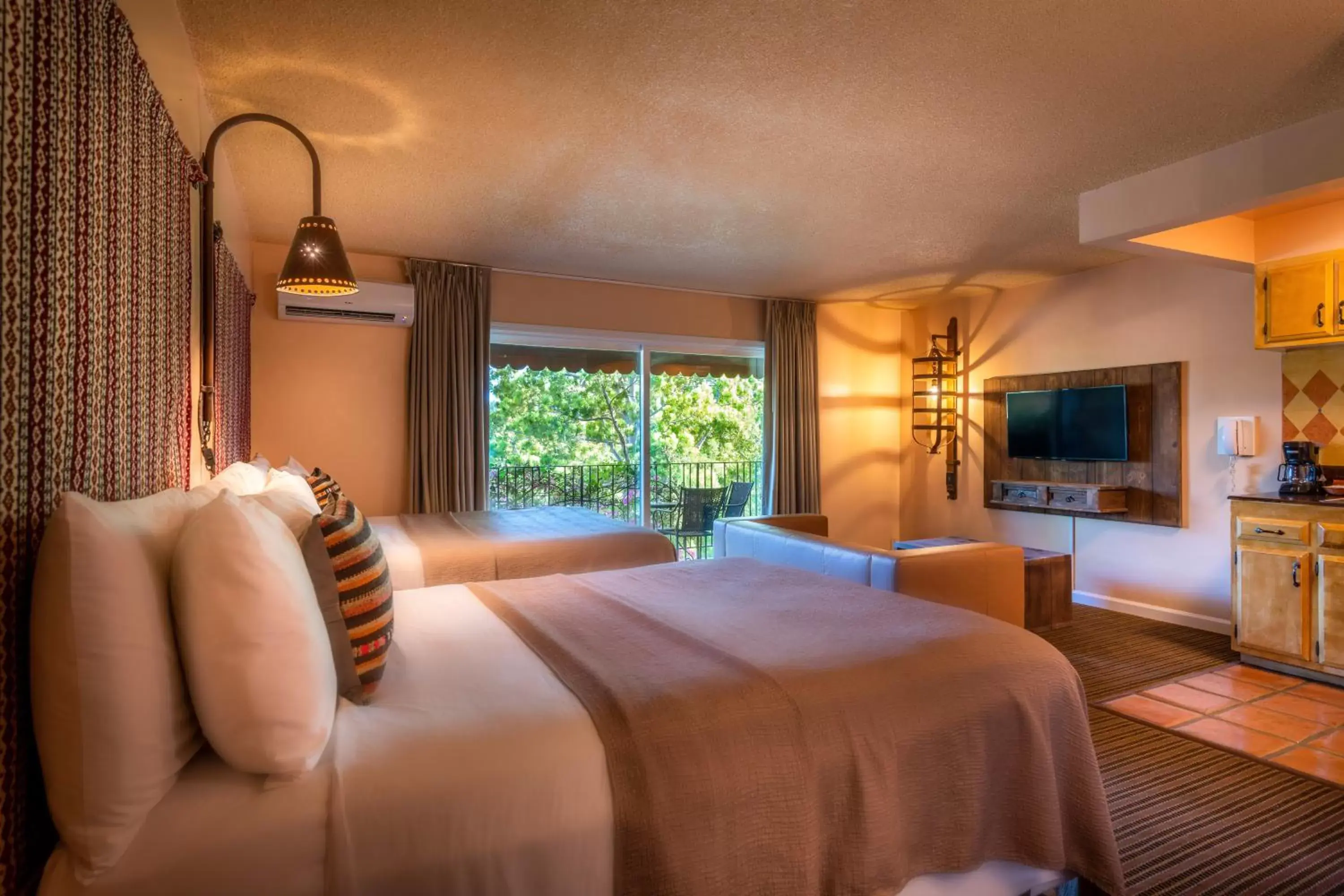 Photo of the whole room, Bed in Hotel Pepper Tree Boutique Kitchen Studios - Anaheim Photo of the whole room, Bed in Hotel Pepper Tree Boutique Kitchen Studios - Anaheim