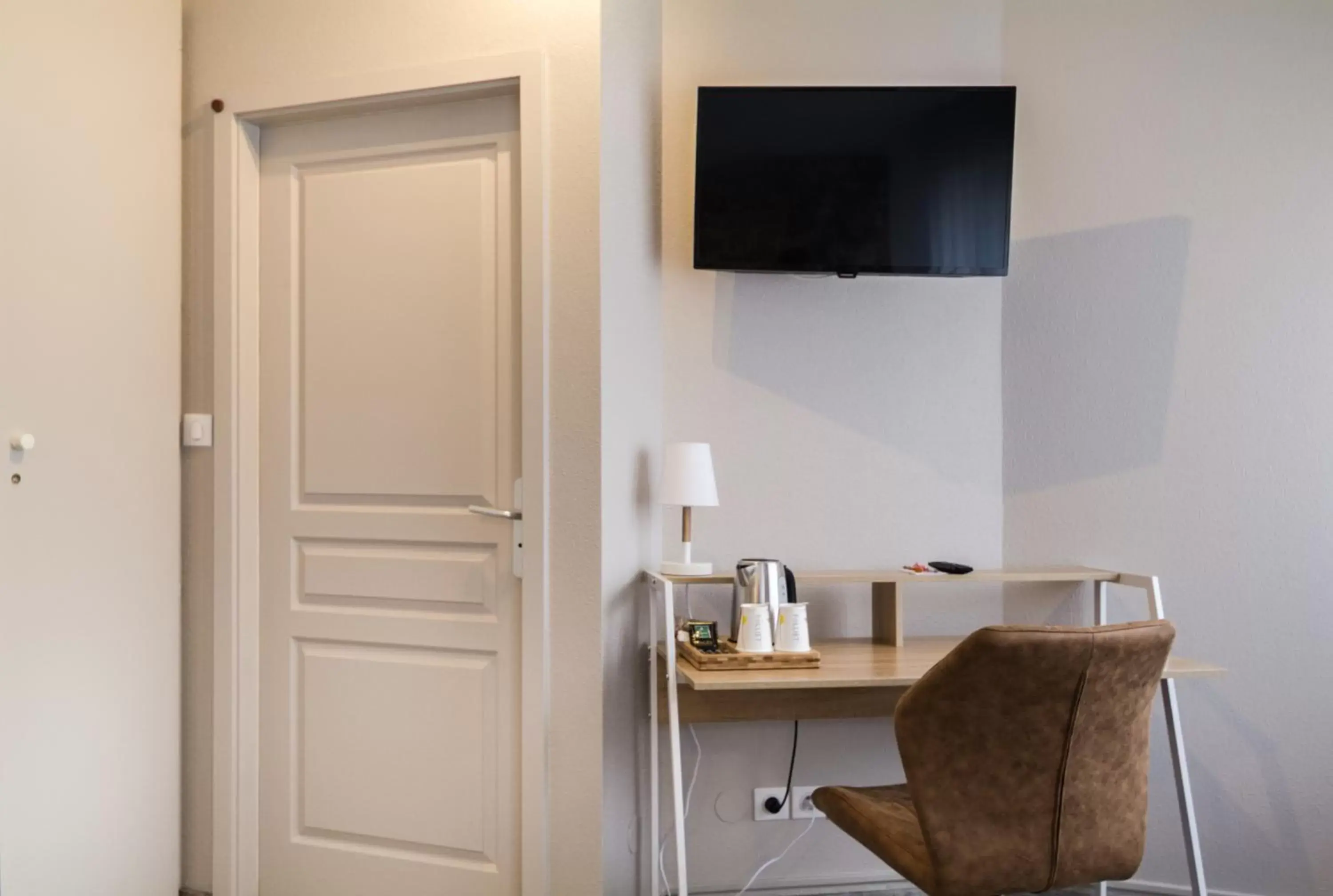 Seating area, TV/Entertainment Center in La Maison Hôtel Mulhouse Centre