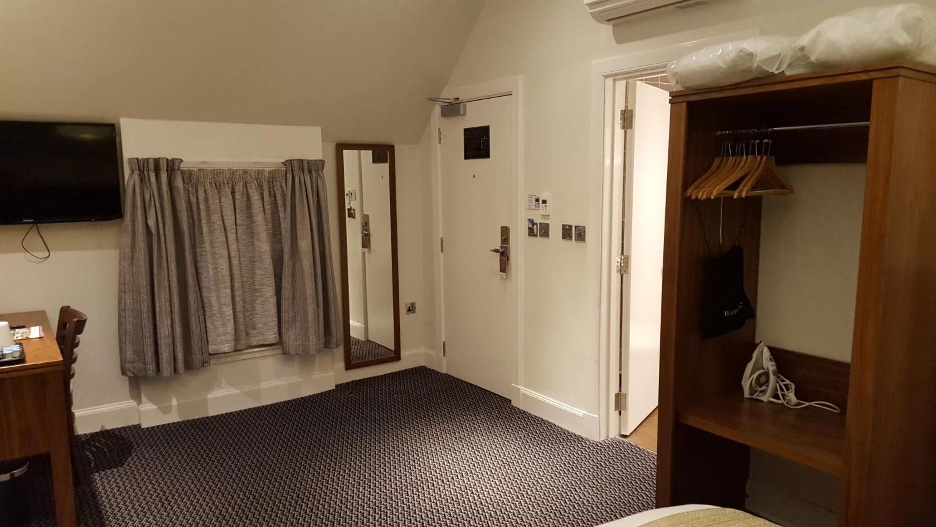 Shower, TV/Entertainment Center in The Cross Keys Wetherspoon