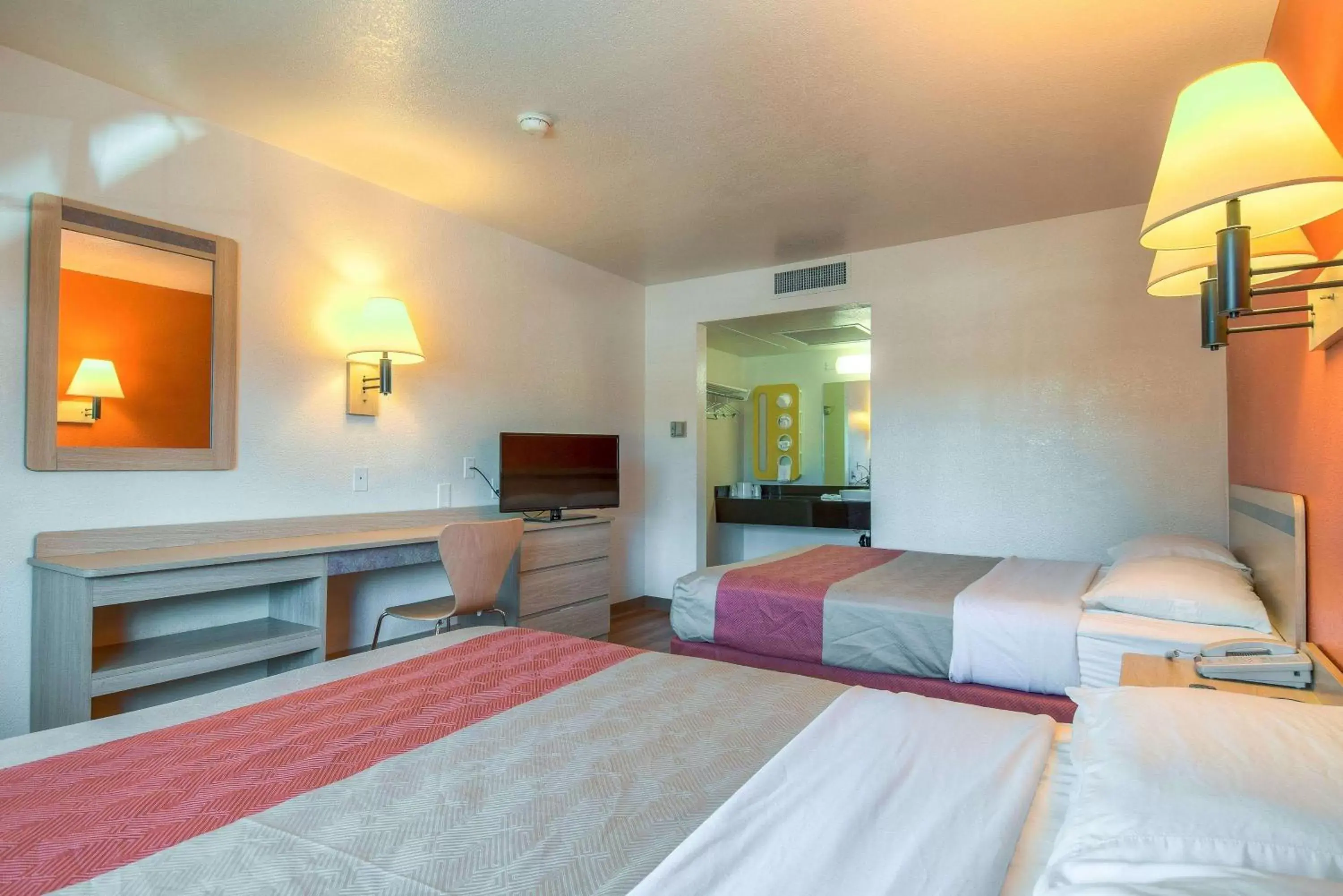TV and multimedia, Bed in Motel 6-Pomona, CA - Los Angeles