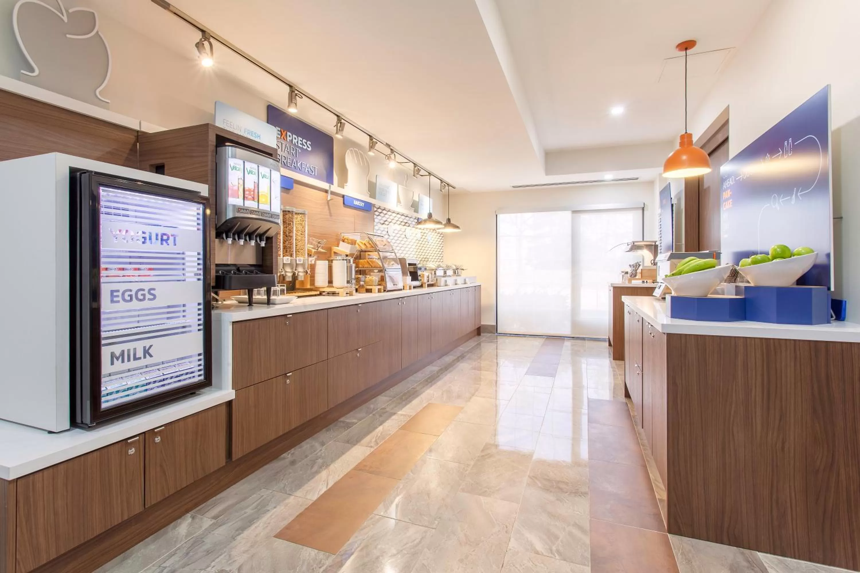 Breakfast in Holiday Inn Express & Suites Mississauga-Toronto Southwest by IHG