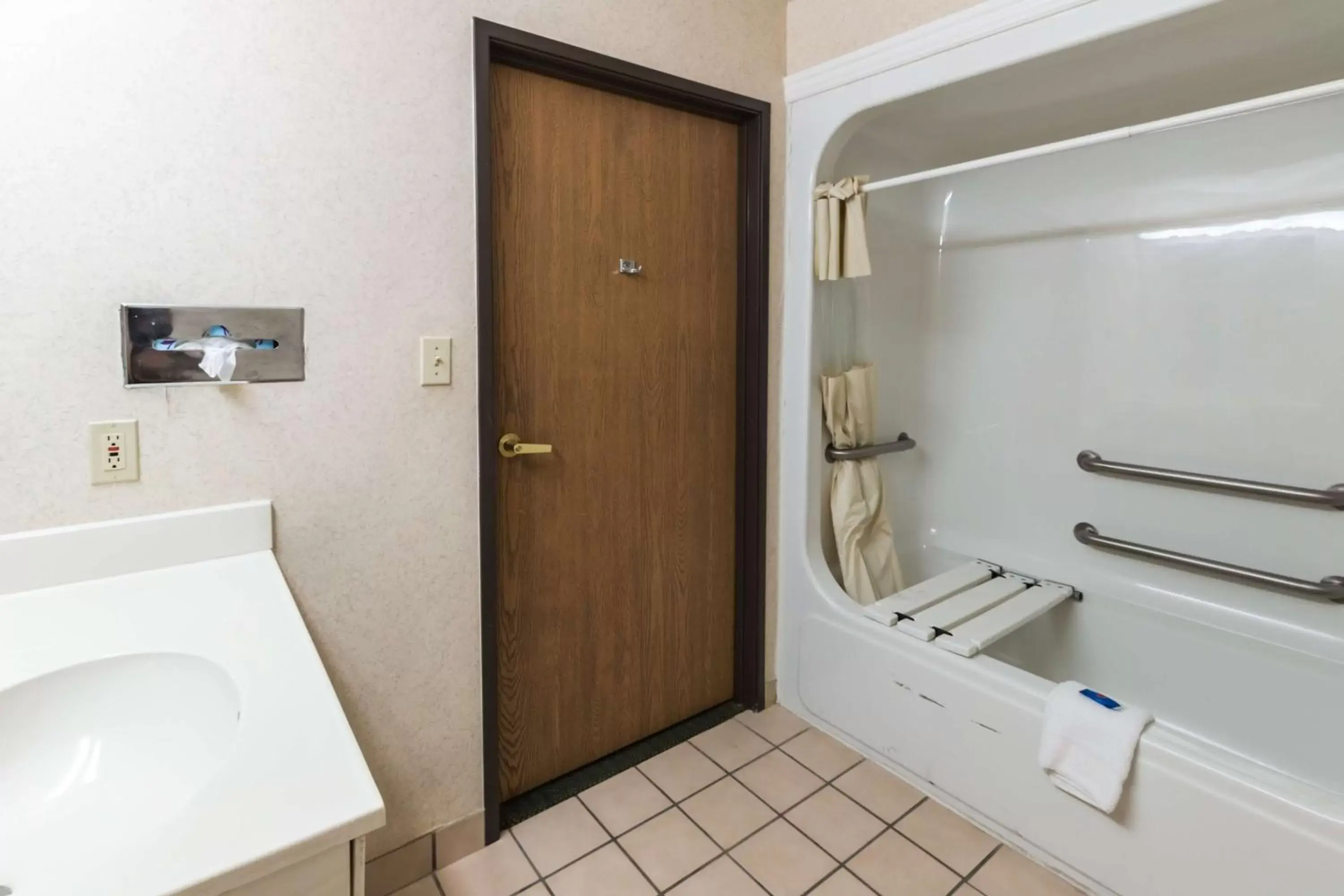 Bathroom in Motel 6-Fort Worth, TX - Burleson