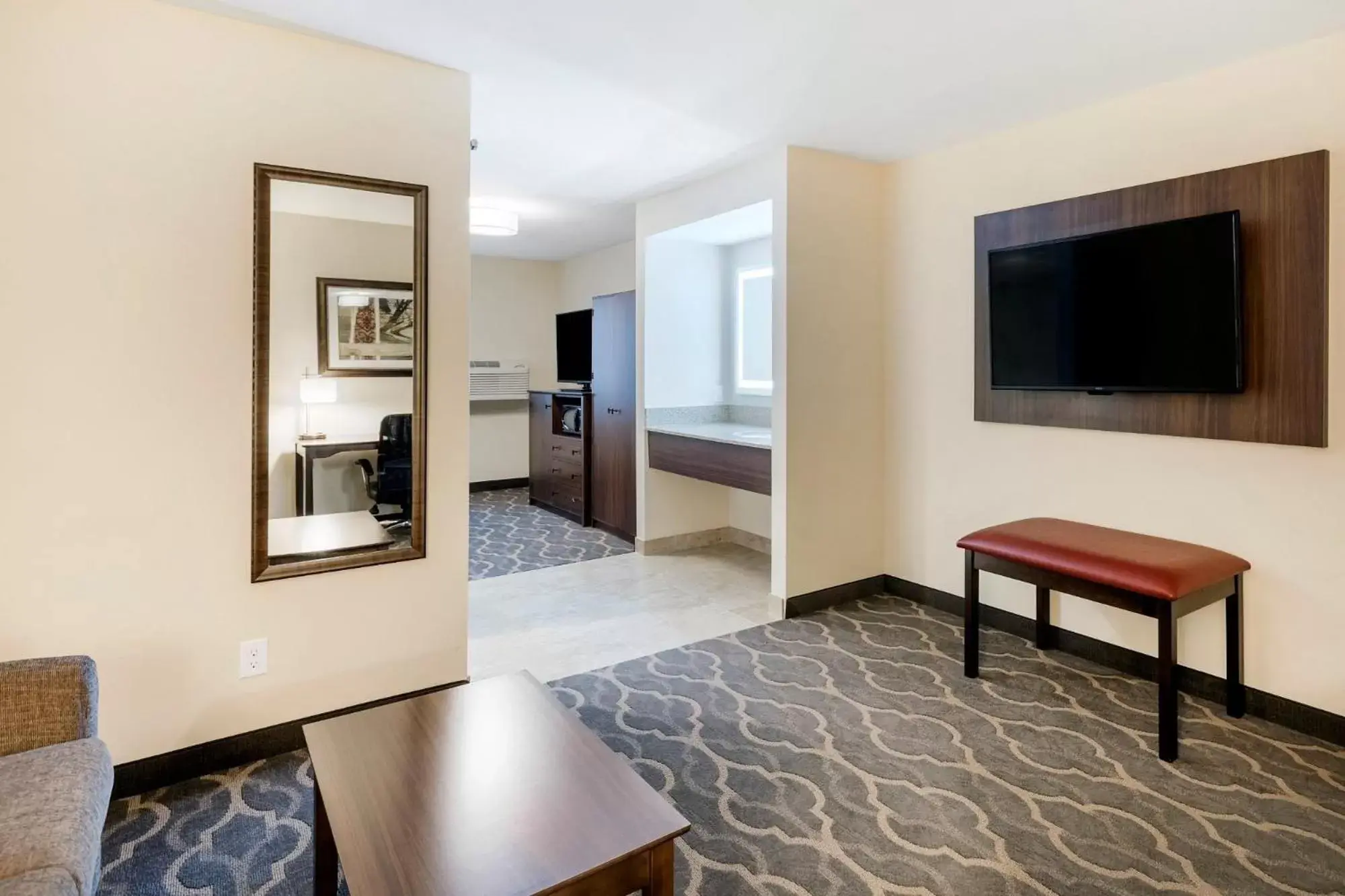 Seating area, TV/Entertainment Center in Country Inn & Suites by Radisson, Grandville-Grand Rapids West, MI